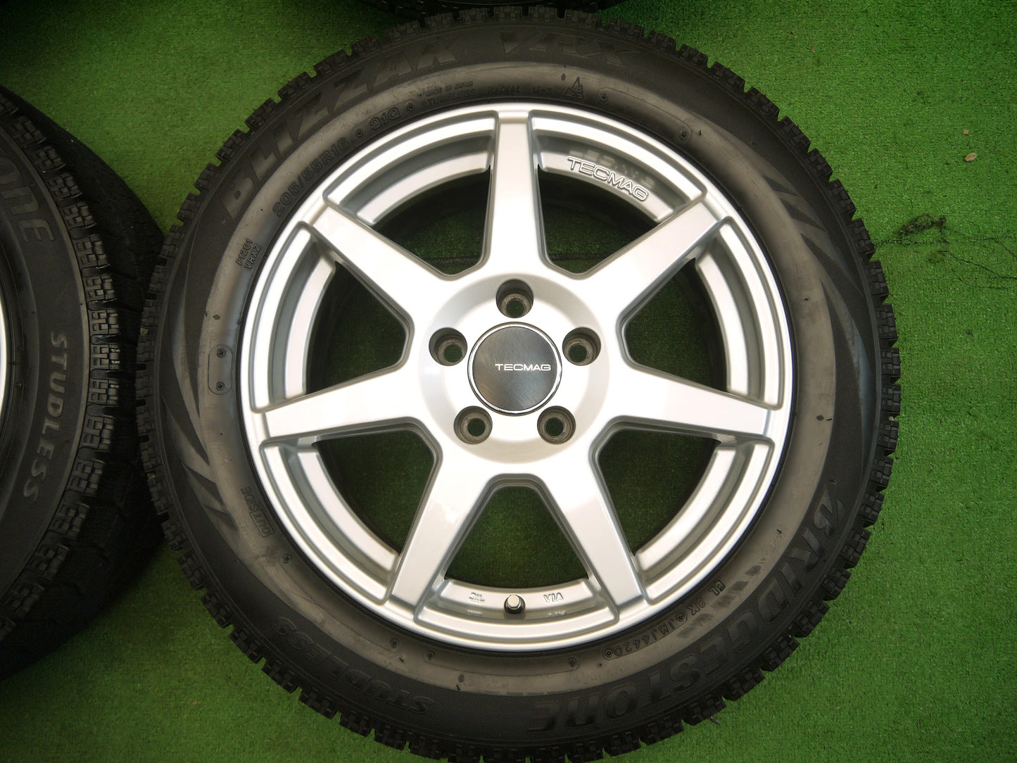 [送料無料]バリ溝！20年！ほぼ10分★ワーゲン ベンツ 等 TECMAG 205/55R16 スタッドレス ブリヂストン ブリザック VRX テクマグ PCD112/5H★2092103アス