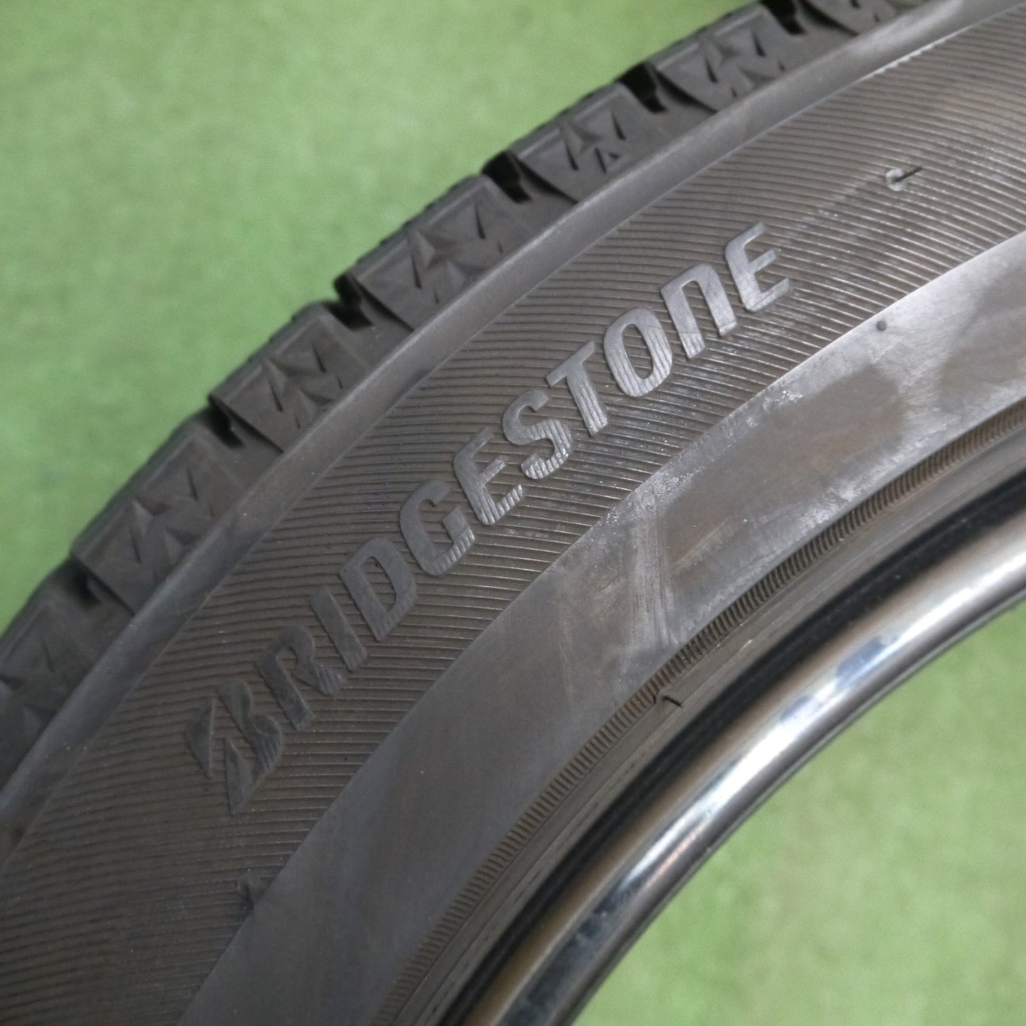 [送料無料]バリ溝！21年！9.5分★スタッドレス 225/50R18 ブリヂストン ブリザック VRX3 タイヤ 18インチ エスティマ ノア ヴォクシー 等★3051301クスタ