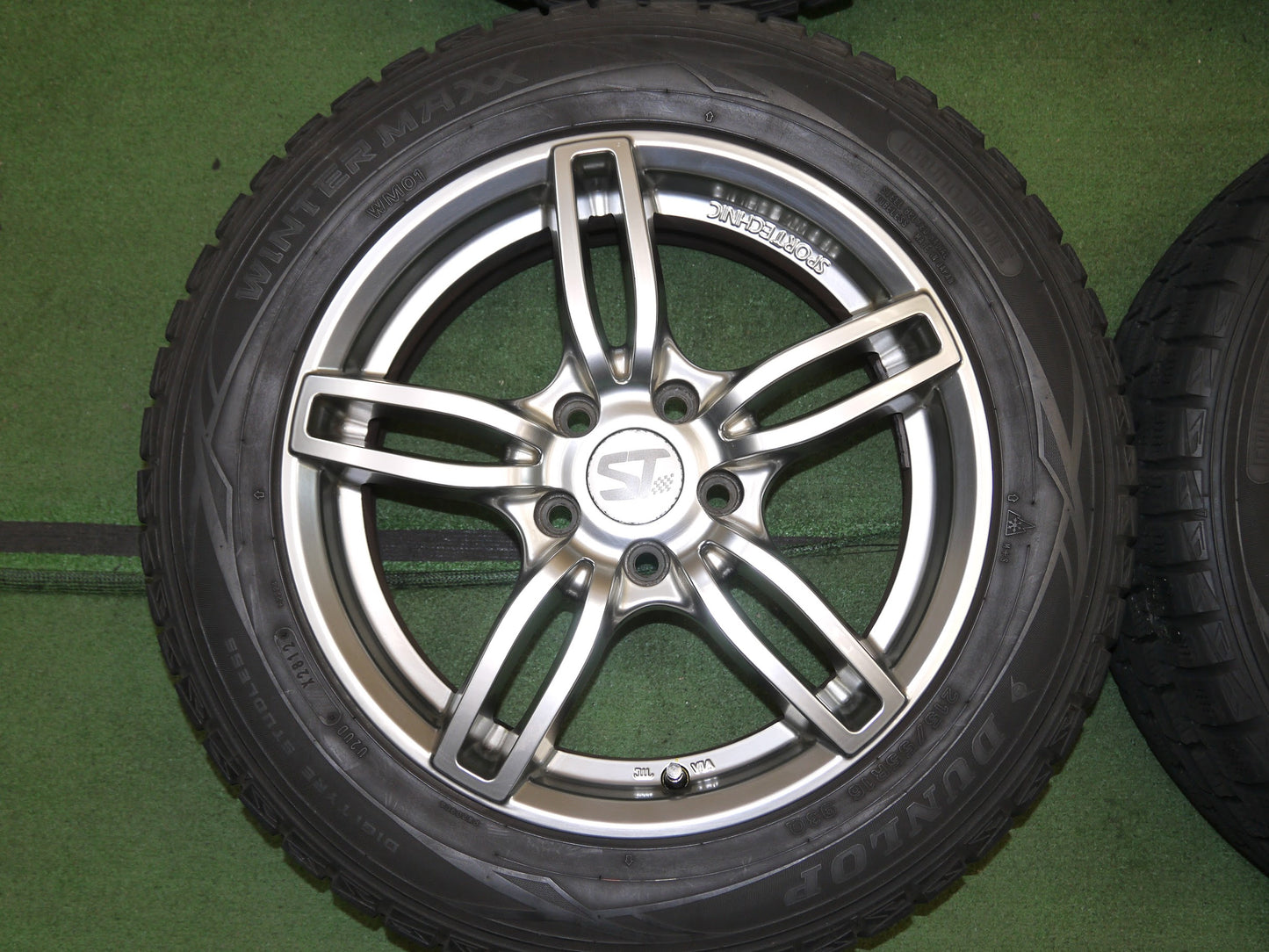 [送料無料]キレイ★ボルボ 等 215/55R16 スタッドレス SPORTECHNIC ダンロップ ウインターマックス WM01 スポーツテクニック 16インチ PCD108/5H★2041206クス