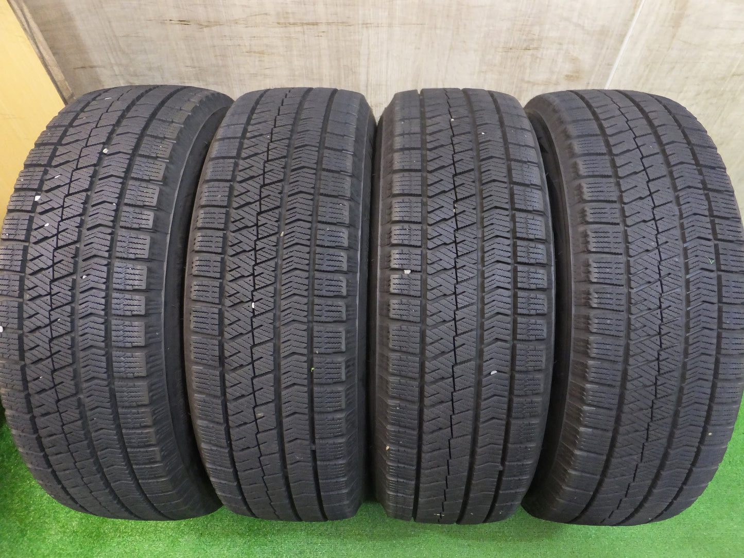 [送料無料]バリ溝！キレイ！8.5分★プリウス 等 195/65R15 スタッドレス ブリヂストン ブリザック VRX2 LAYCEA -02- レイシア 15インチ PCD100/5H★2082305Hス