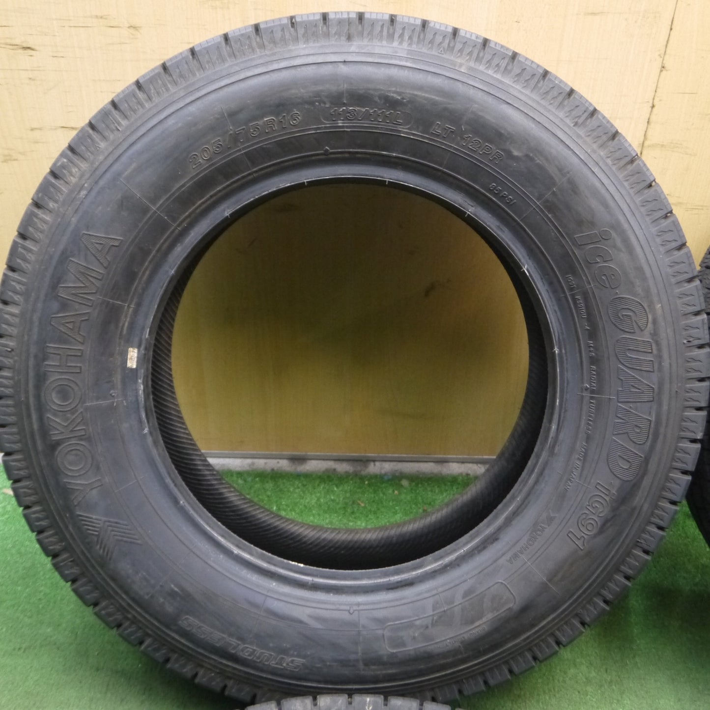 *送料無料* バリ溝！22年！9.5分★トラック タイヤ 205/75R16 113/111L スタッドレス ヨコハマ アイスガード iG91 16インチ★4022802KKスタ