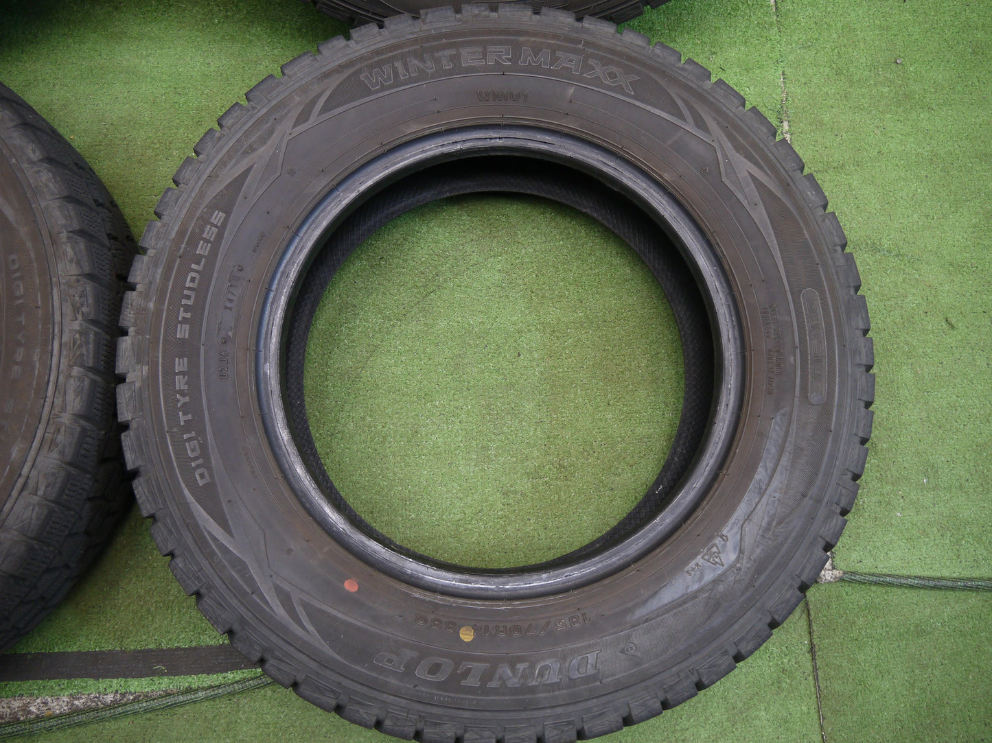 [送料無料]バリ溝！18年！8.5分★スタッドレス 185/70R14 ダンロップ ウインターマックス WM01 タイヤ 14インチ ノート ティーダ フリード 等★2070209ヤスタ