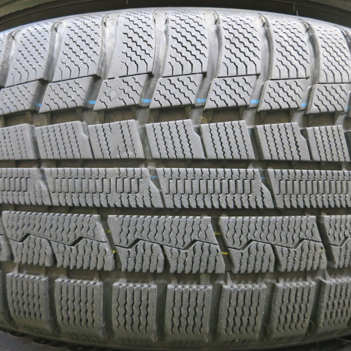 *送料無料*バリ溝！キレイ！9.5分★スタッドレス 235/50R18 トーヨー ウインター トランパス TX VELVA SPORT ヴェルヴァ 18インチ PCD114.3/5H★3120901イス