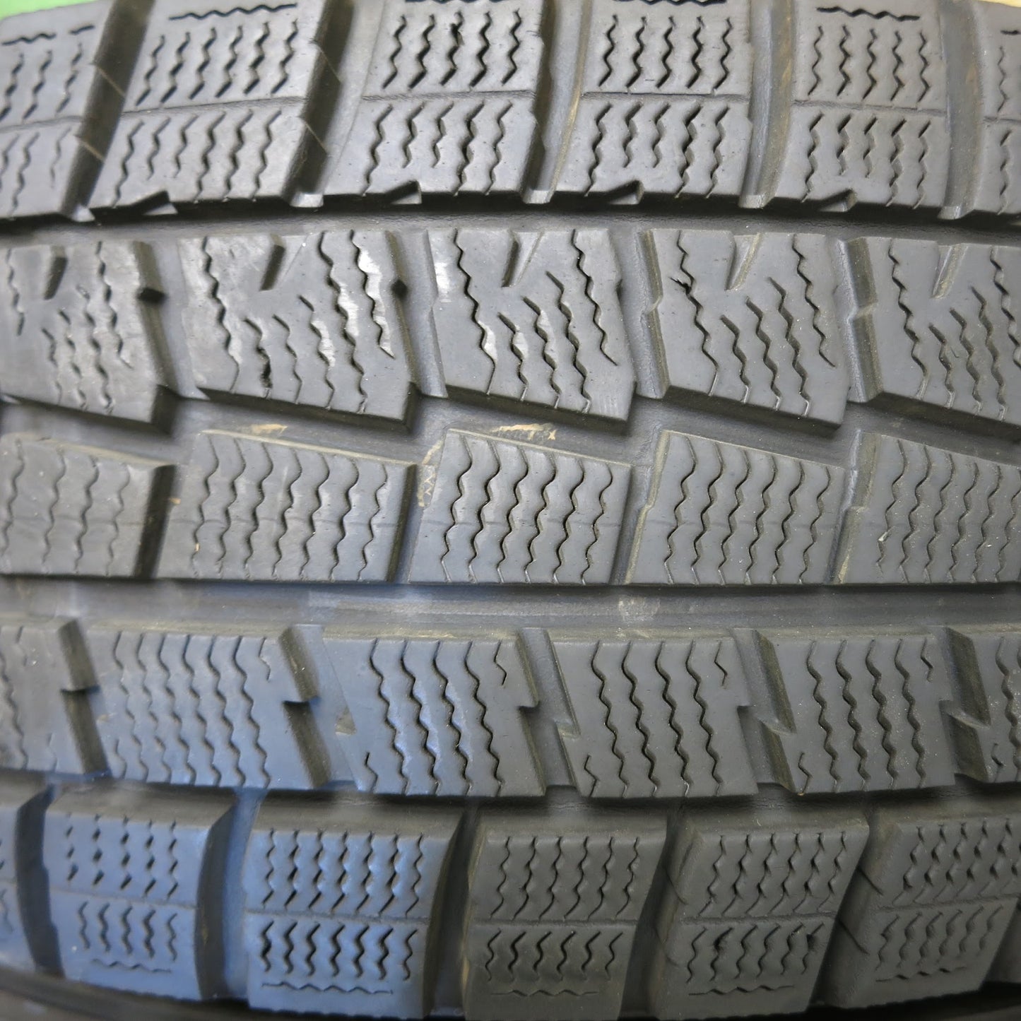 [送料無料]バリ溝！8.5分★スタッドレス 185/65R15 ダンロップ ウインターマックス WM01 タイヤ 15インチ フリード スパイク ノート デミオ 等★3062113Hスタ