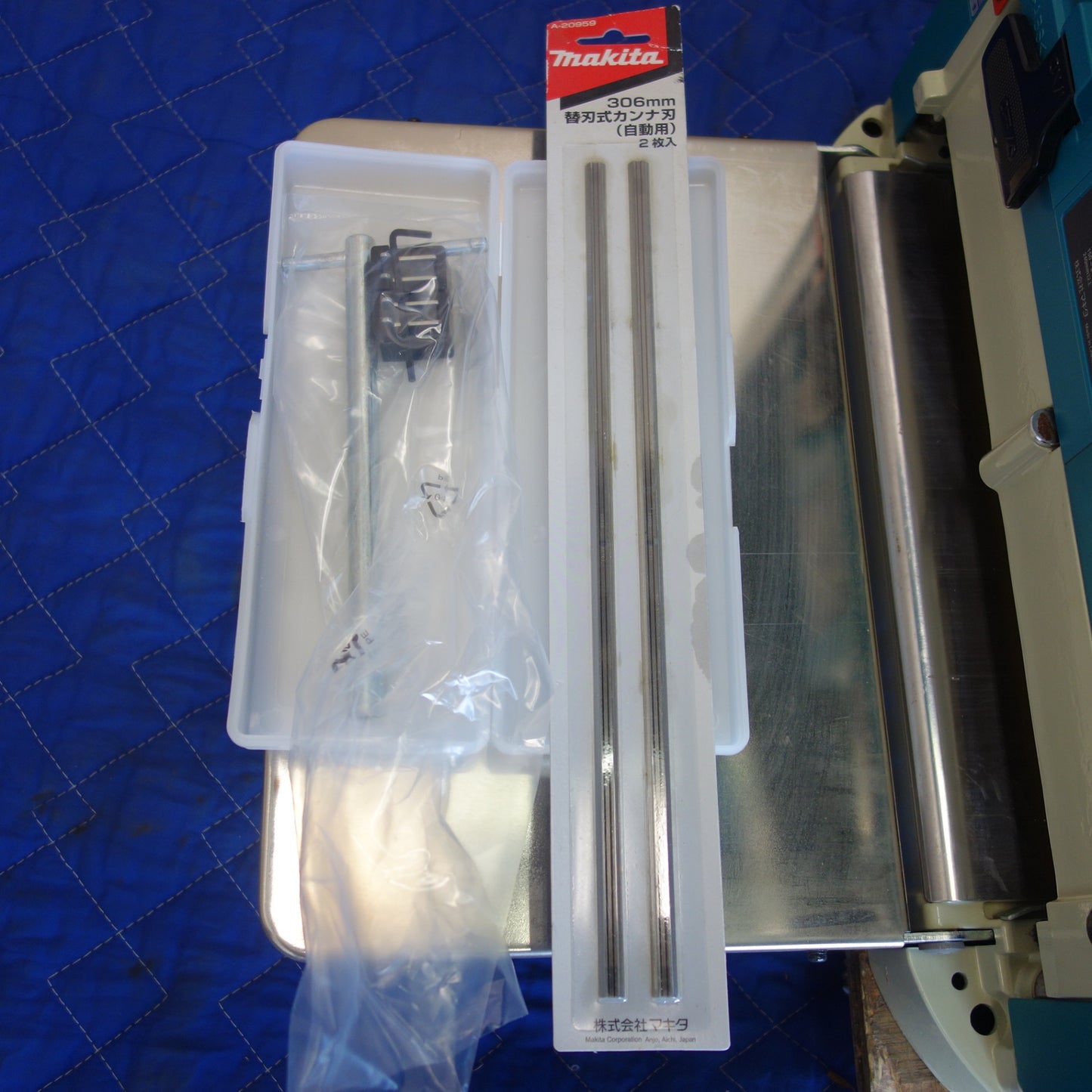 [送料無料] キレイ！使用少！付属品付☆マキタ 304mm 自動 カンナ 2012NB 電動 工具 かんな 鉋☆