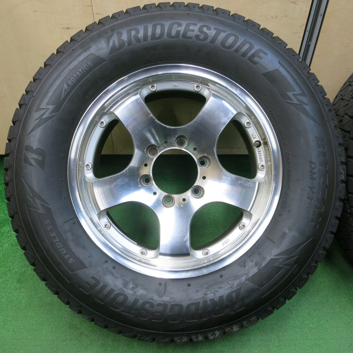 *送料無料* 超バリ溝！9.5分以上★ランクル等 265/65R17 スタッドレス ブリヂストン ブリザック DM-V3 社外 アルミ PCD139.7/6H★4022606イス
