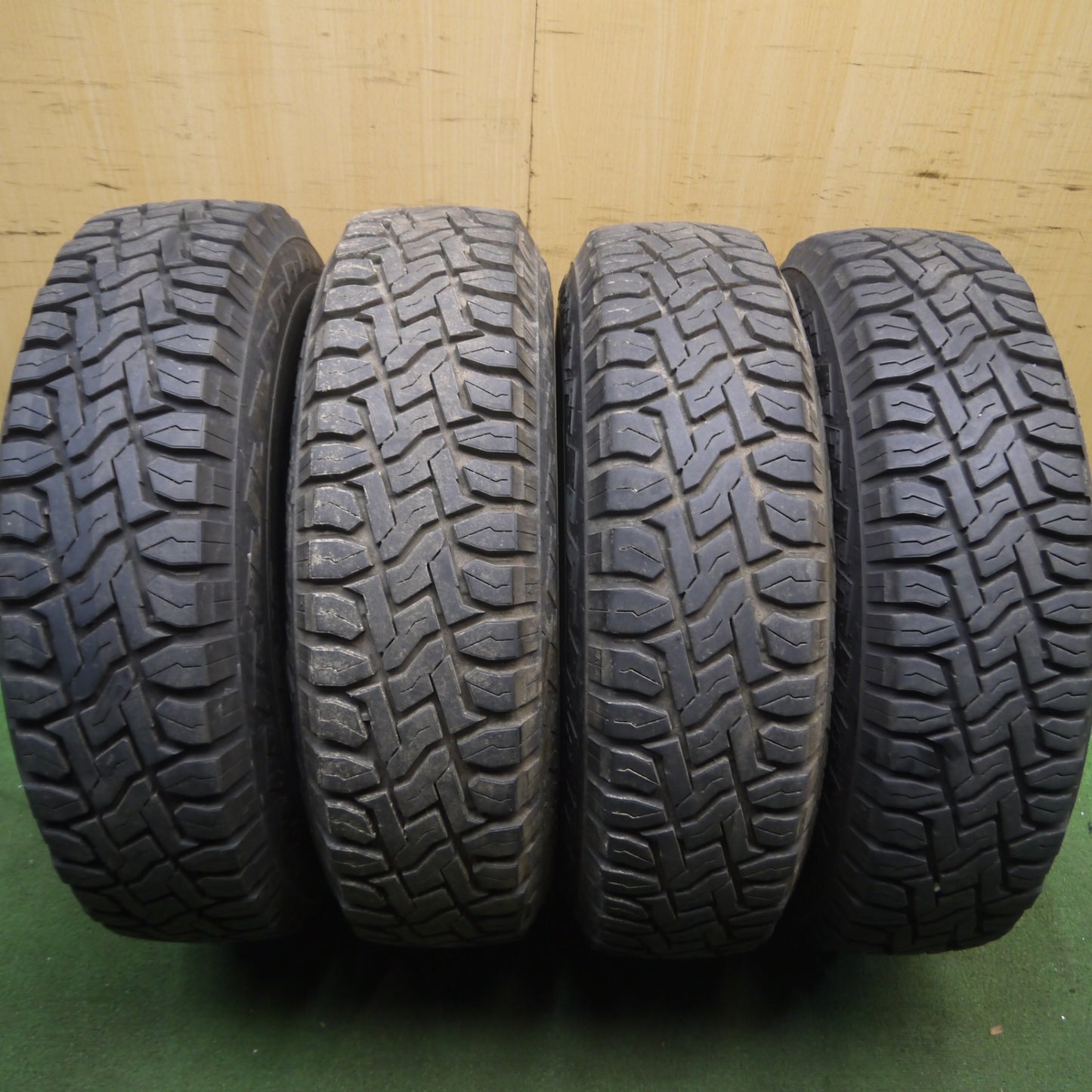 *送料無料* バリ溝！23年！キレイ！9.5分★ハイエース 等 TRD TF7A 195/80R15 トーヨー R/T オープンカントリー PCD139.7/6H★4022811Hノ