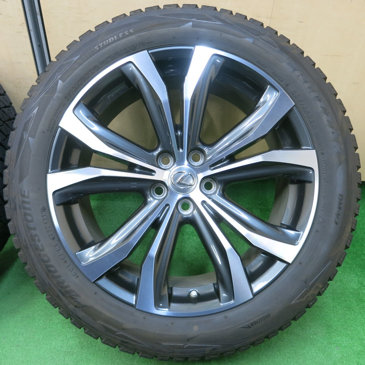 *送料無料* センサー付！バリ溝！キレイ！9分★レクサス RX450h 純正 235/55R20 スタッドレス ブリヂストン ブリザック DM-V2 PCD114.3/5H★4022607イス