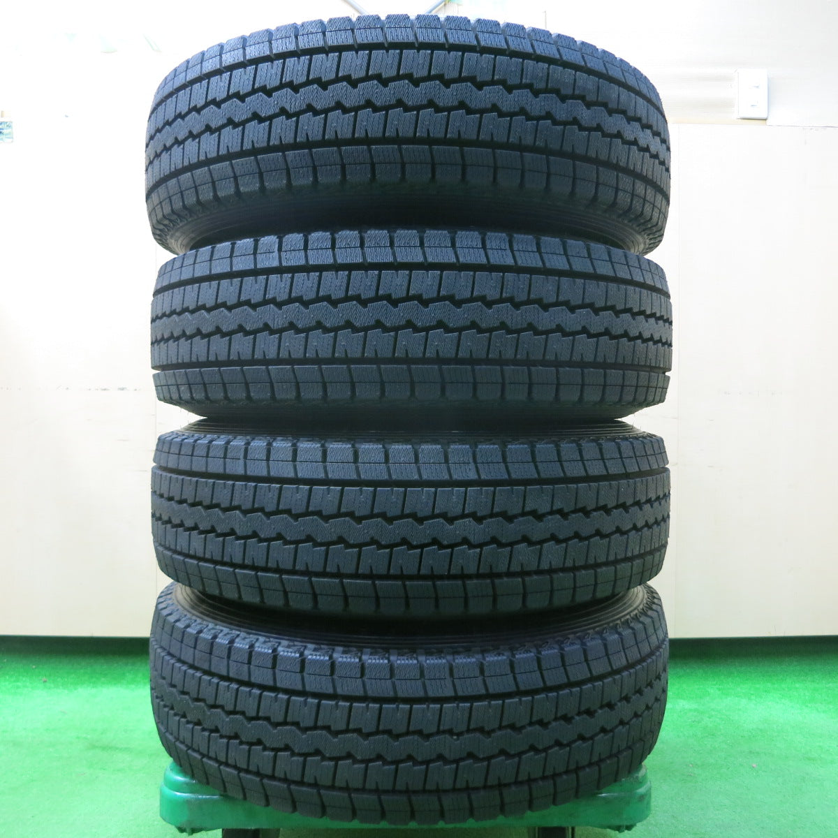 *送料無料*超バリ溝！23年！綺麗！ほぼ10分★ハイエース等 195/80R15 WILD CRUISING スタッドレス ダンロップ ウインターマックス SV01 PCD139.7/6H★3121606イス