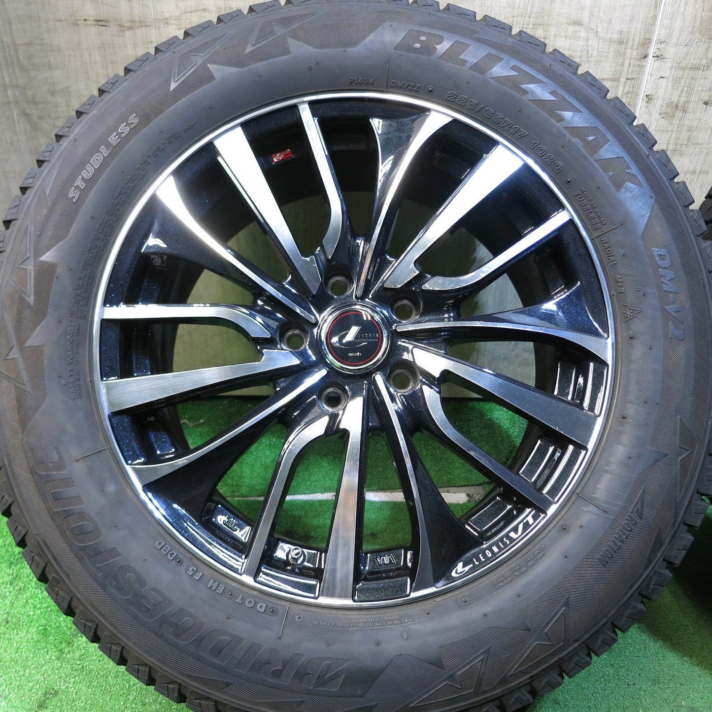 [送料無料]バリ溝！キレイ！8.5分★LEONIS VT weds スタッドレス 225/65R17 ブリヂストン ブリザック DM-V2 レオニス 17インチ PCD114.3/5H★3061213Hス