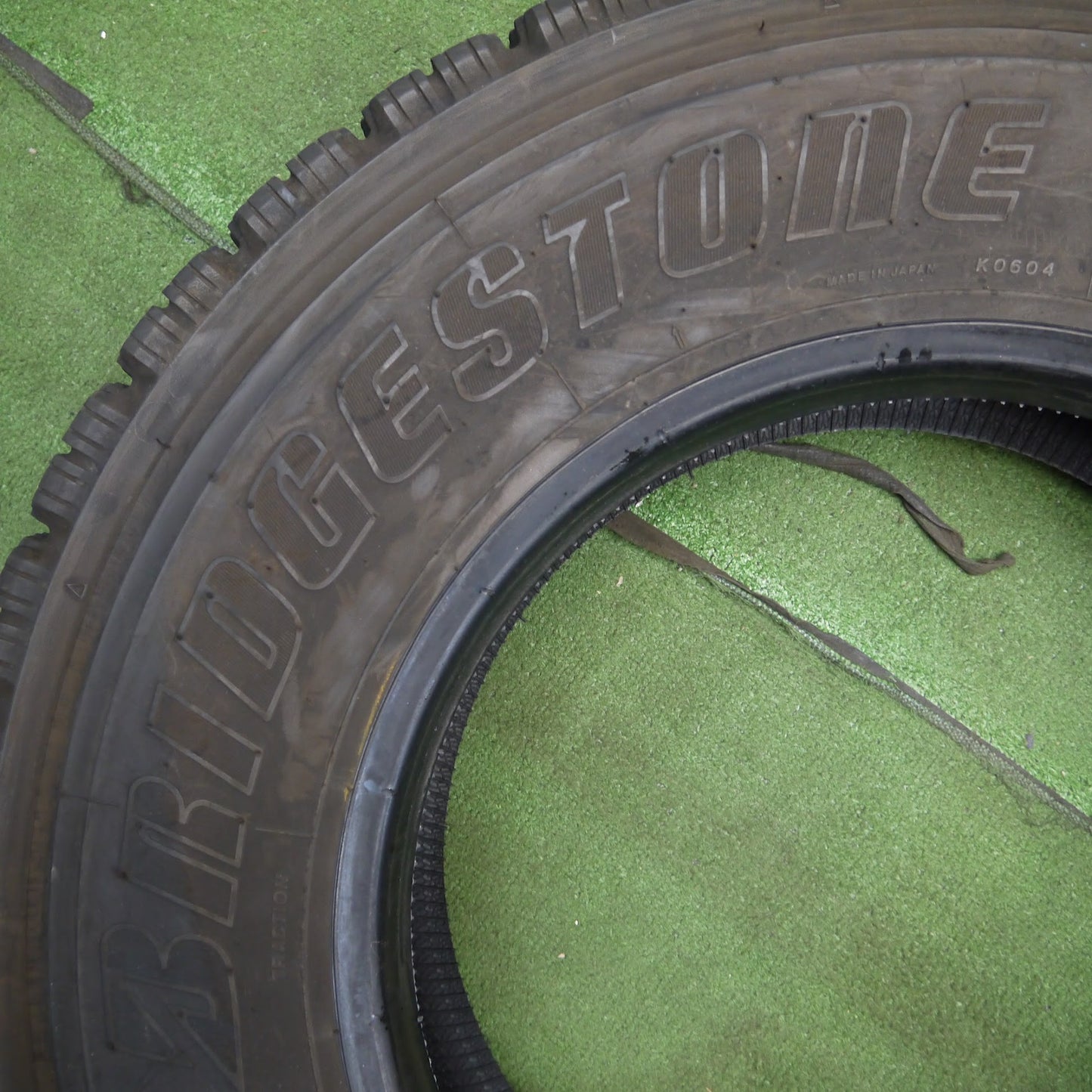 [送料無料]バリ溝！22年！9.5分★トラック タイヤ 225/80R17.5 123/122L スタッドレス ブリヂストン W910 17.5インチ★3041812クスタ