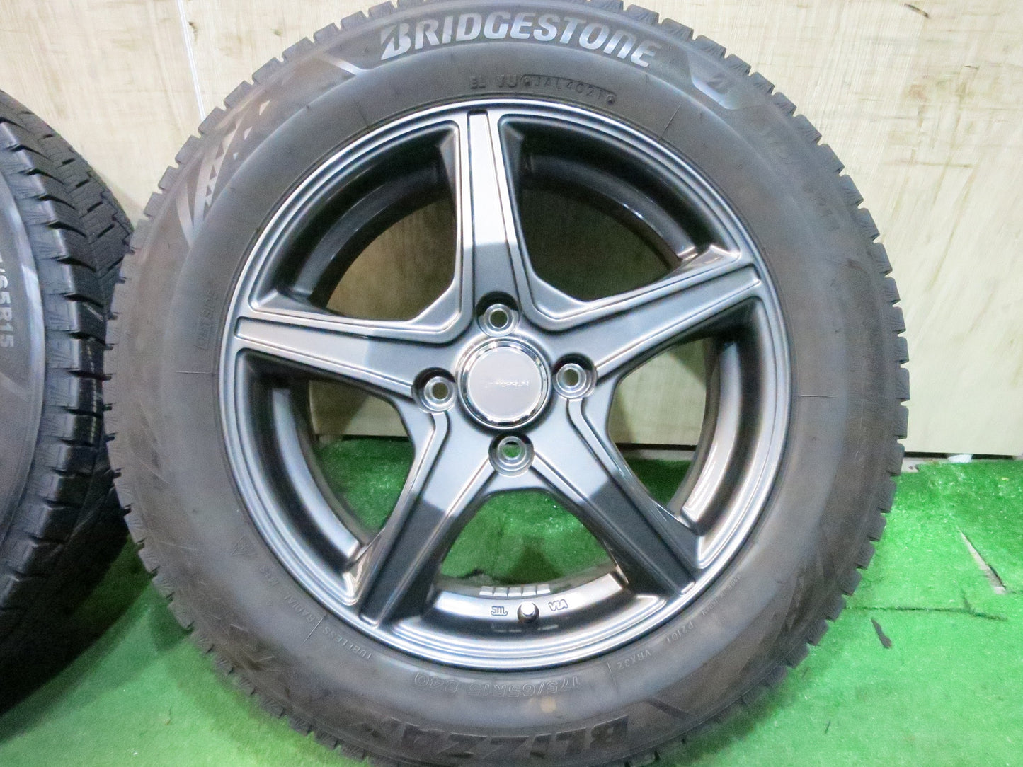[送料無料]バリ溝！21年！キレイ！9.5分以上★スタッドレス 175/65R15 ブリヂストン ブリザック VRX3 TOPRUN トップラン 15インチ PCD100/4H★3030104Hス