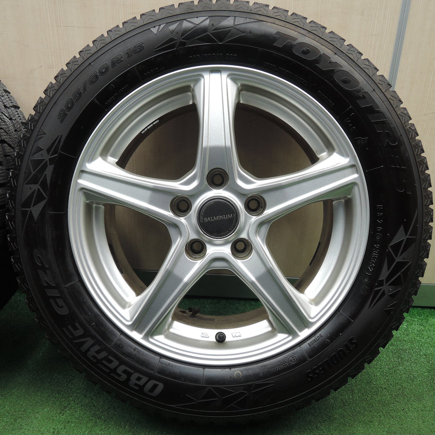 *送料無料*超バリ溝！21年！キレイ！ほぼ10分★スタッドレス 205/60R16 トーヨー オブザーブ GIZ2 BALMINUM バルミナ 16インチ PCD114.3/5H★3122501NJス