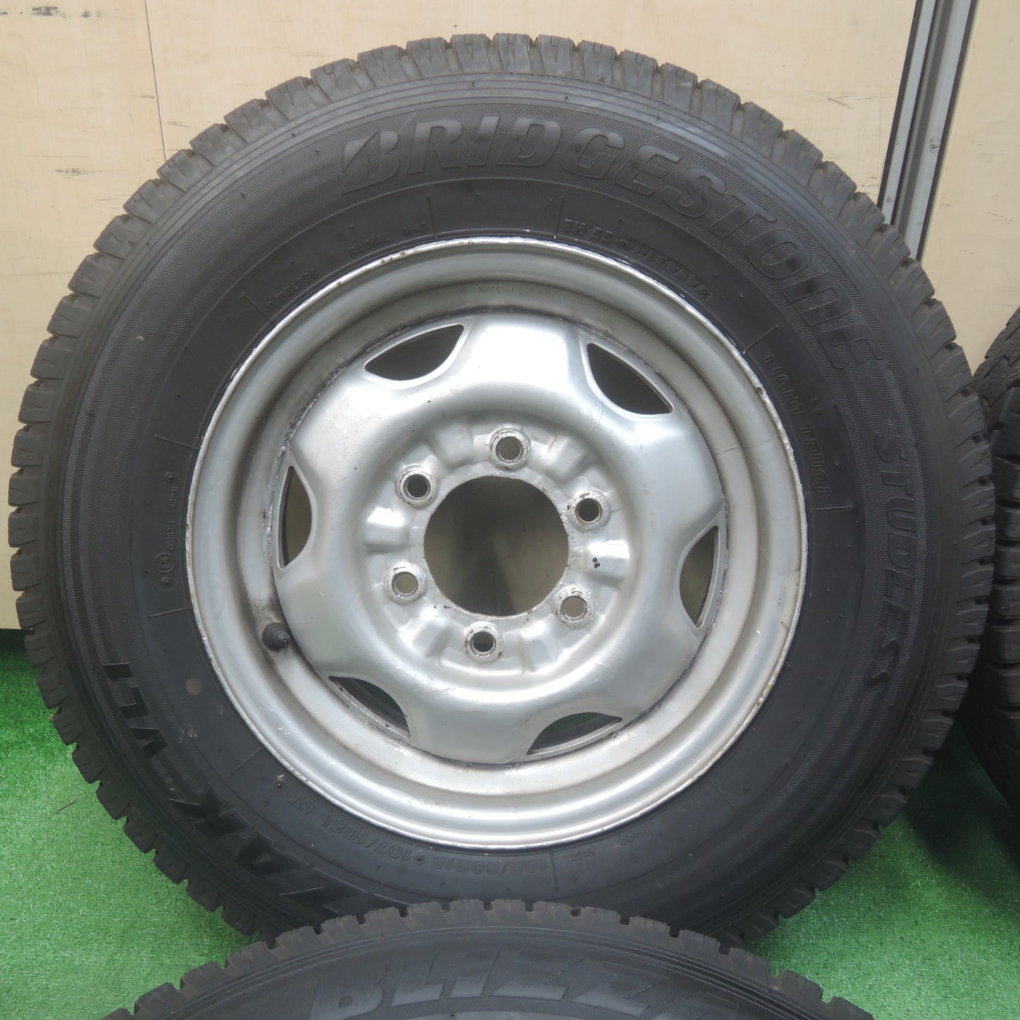 *送料無料*バリ溝！9.5分★日産 キャラバン 純正 スチール 195/80R15 スタッドレス ブリヂストン ブリザック VL1 15インチ PCD139.7/6H★4011901SYス