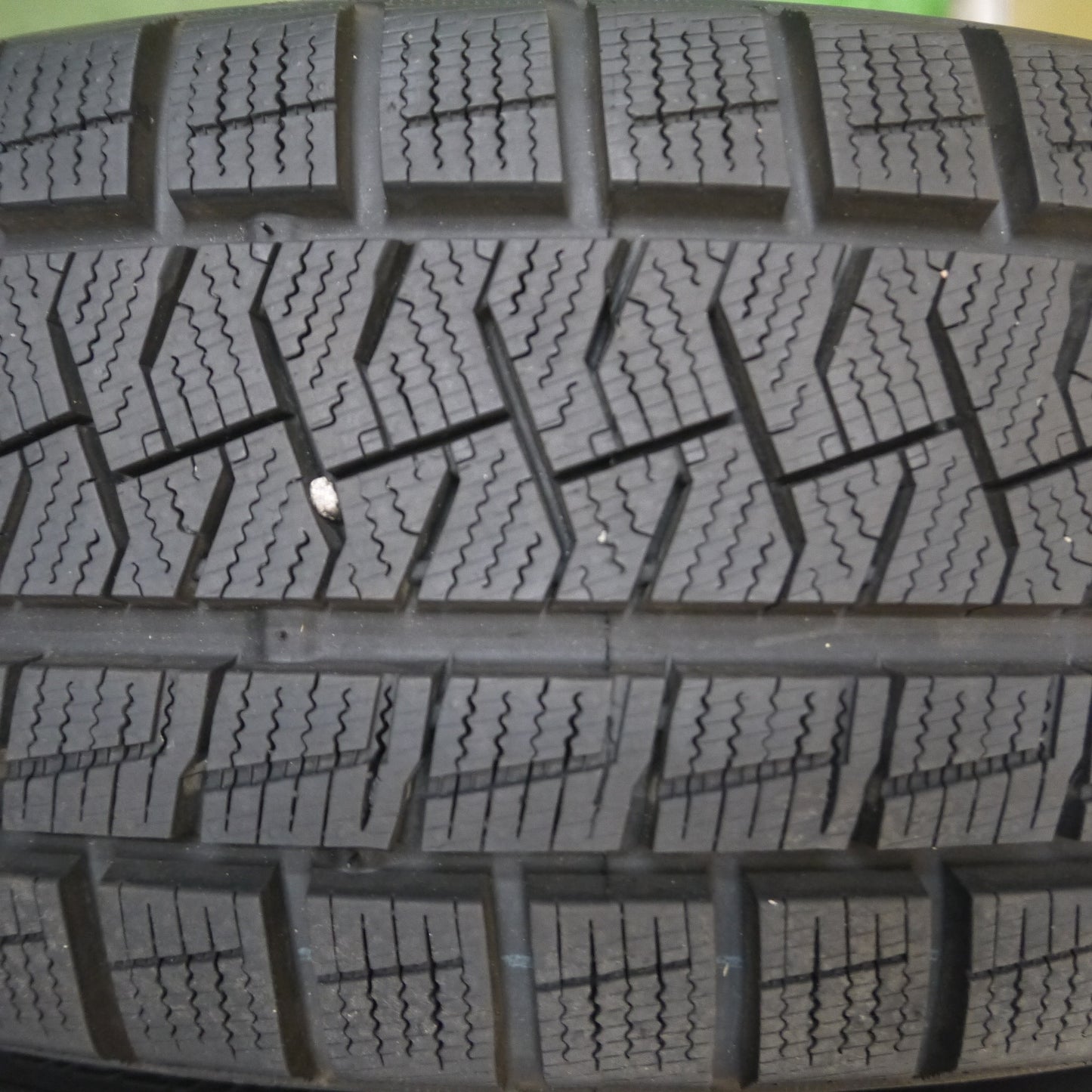 *送料無料*バリ溝！9.5分以上★スタッドレス 185/60R15 ピレリ アイスアシンメトリコ Exceeder エクシーダー 15インチ PCD100/4H★3102512Hス