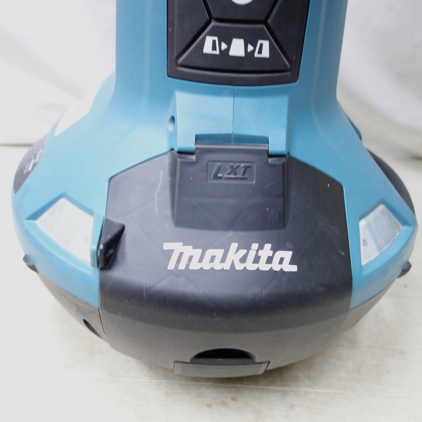 [送料無料] ◆makita マキタ 充電式エリアライト ML810 14.4V/18V 照射現場ライト 作業灯 照明 AC100V 本体のみ◆
