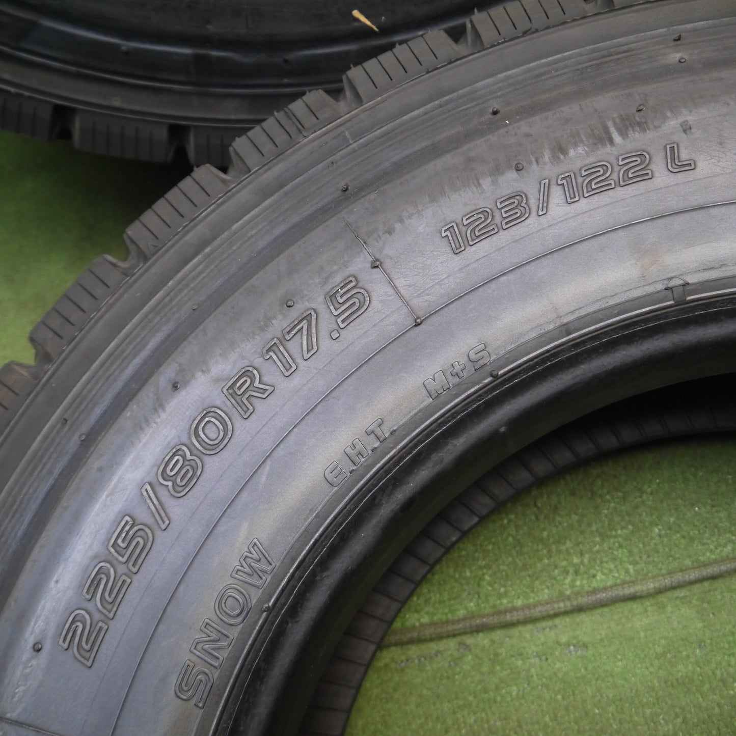 *送料無料*未使用！21年★トラック 再生 タイヤ 225/80R17.5 123/122L トーヨー M929 ベース TOKO M317 17.5インチ★3122817KKスタ