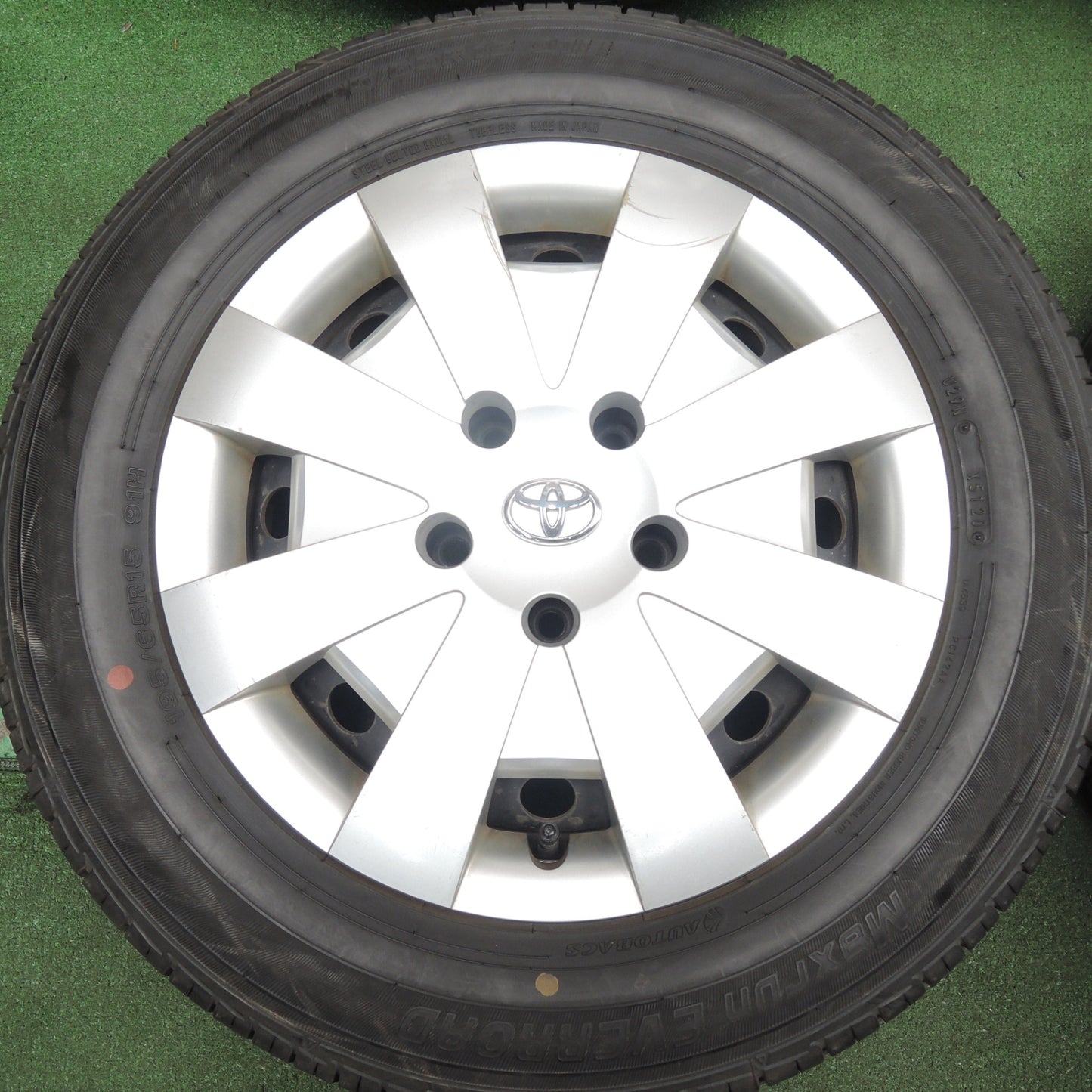 *送料無料* バリ溝！21年！ほぼ10分★トヨタ カローラ ルミオン 純正 スチール 195/65R15 オートバックス Maxrun EVERROAD PCD114.3/5H★4022504HAノ