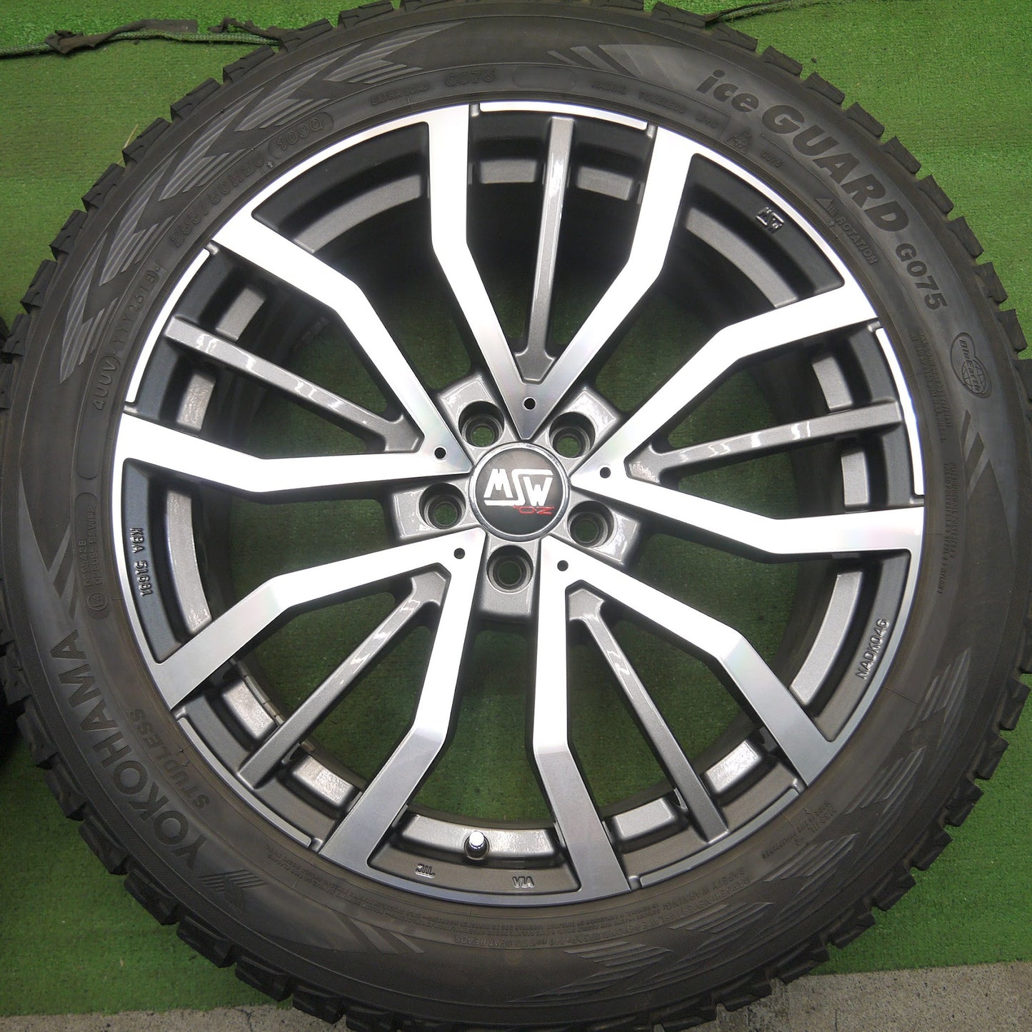 [送料無料]バリ溝！キレイ！9分★ジャガー 等 MSW by O・Z 255/50R20 スタッドレス ヨコハマ アイスガード G075 20インチ PCD108/5H★3071007Hス