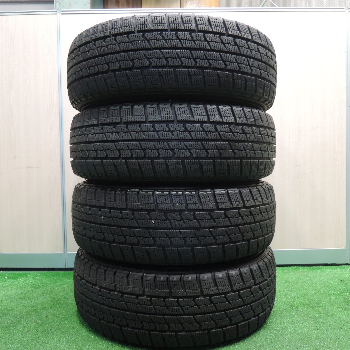 [送料無料]超バリ溝！キレイ！ほぼ10分★スタッドレス 195/65R15 グッドイヤー アイスナビ ZEA2 Exceeder エクシーダー 15インチ PCD114.3/5H★3090901NJス