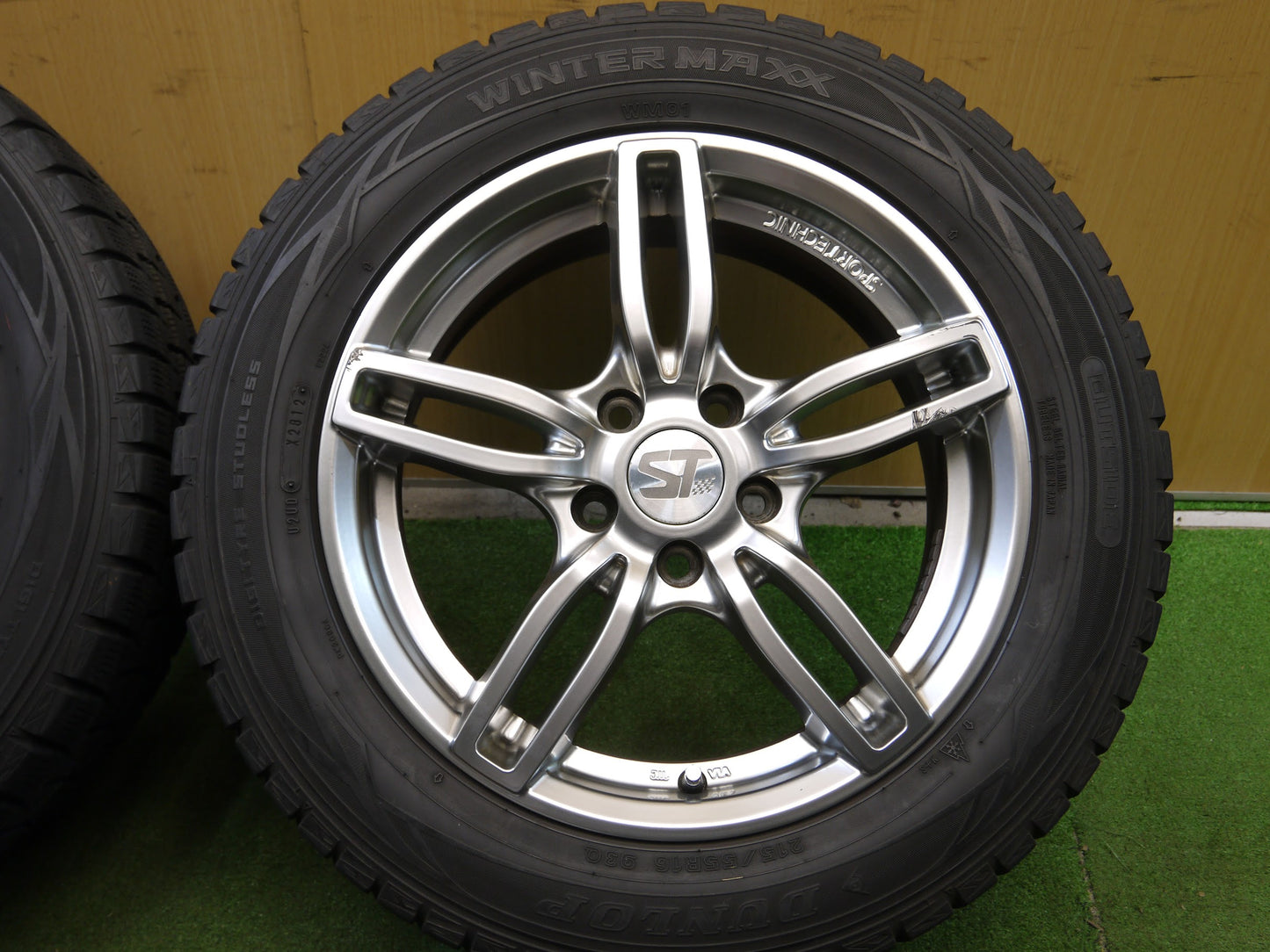 [送料無料]キレイ★ボルボ 等 215/55R16 スタッドレス SPORTECHNIC ダンロップ ウインターマックス WM01 スポーツテクニック 16インチ PCD108/5H★2041206クス