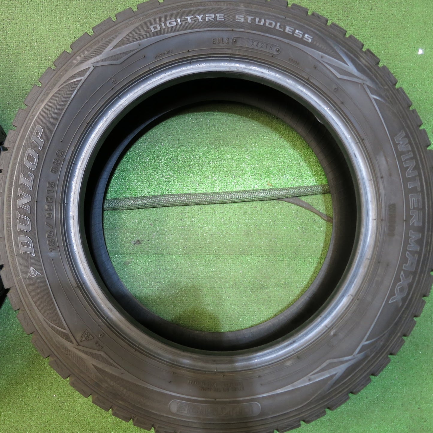 [送料無料]バリ溝！8.5分★スタッドレス 185/65R15 ダンロップ ウインターマックス WM01 タイヤ 15インチ フリード スパイク ノート デミオ 等★3062113Hスタ