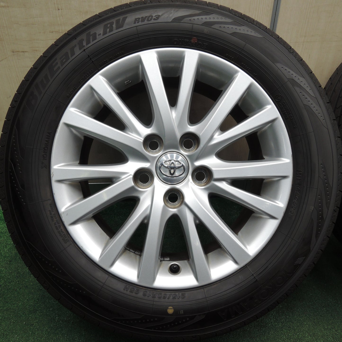 *送料無料* 超バリ溝！23年！9.5分以上★トヨタ 130系 マークX 純正 215/60R16 ヨコハマ BluEarth-RV RV03 16インチ PCD114.3/5H★4021706HAノ