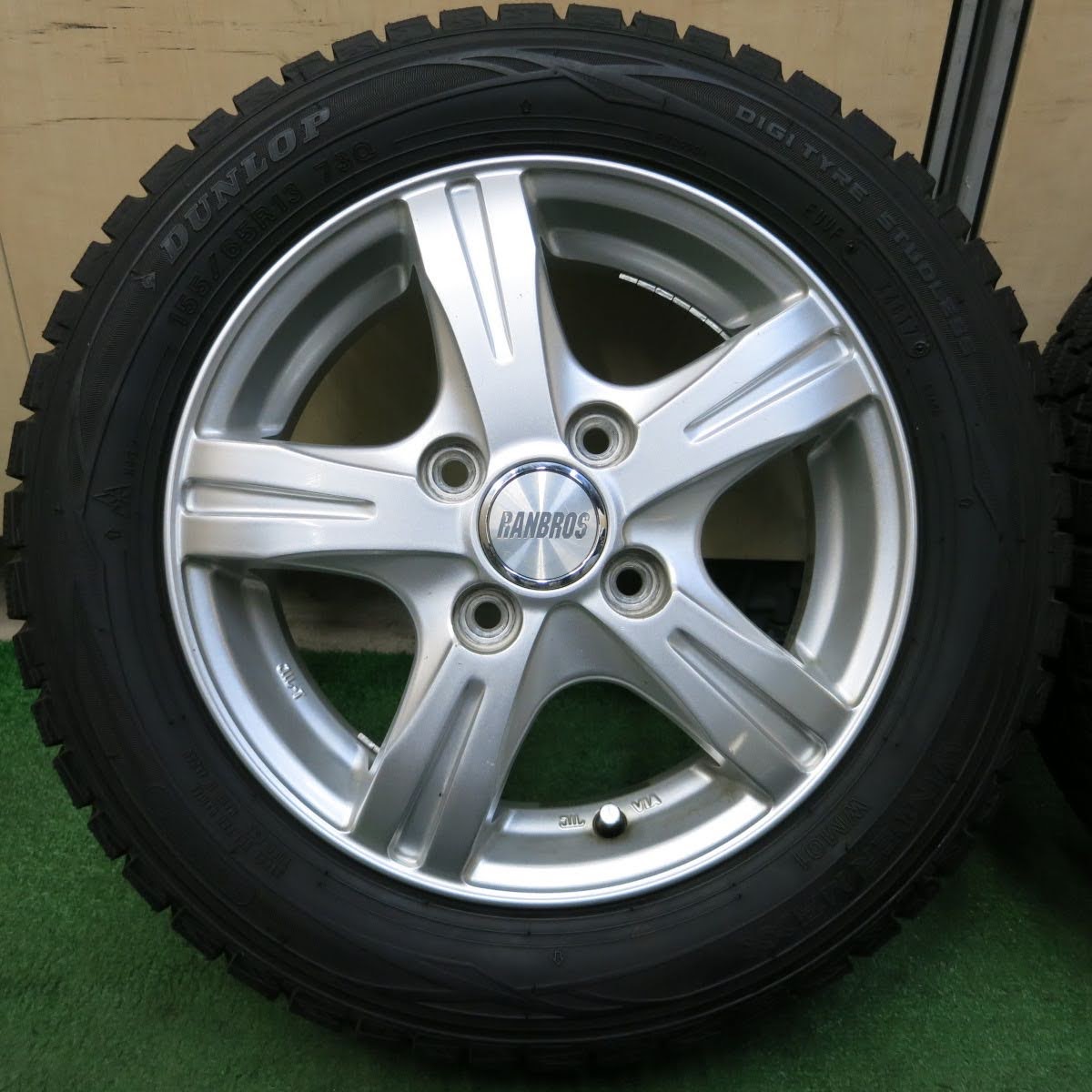 [送料無料]バリ溝！20年！9.5分★スタッドレス 155/65R13 ダンロップ ウインターマックス WM01 WM02 RANBROS ランブロス 13インチ PCD100/4H★3092801イス