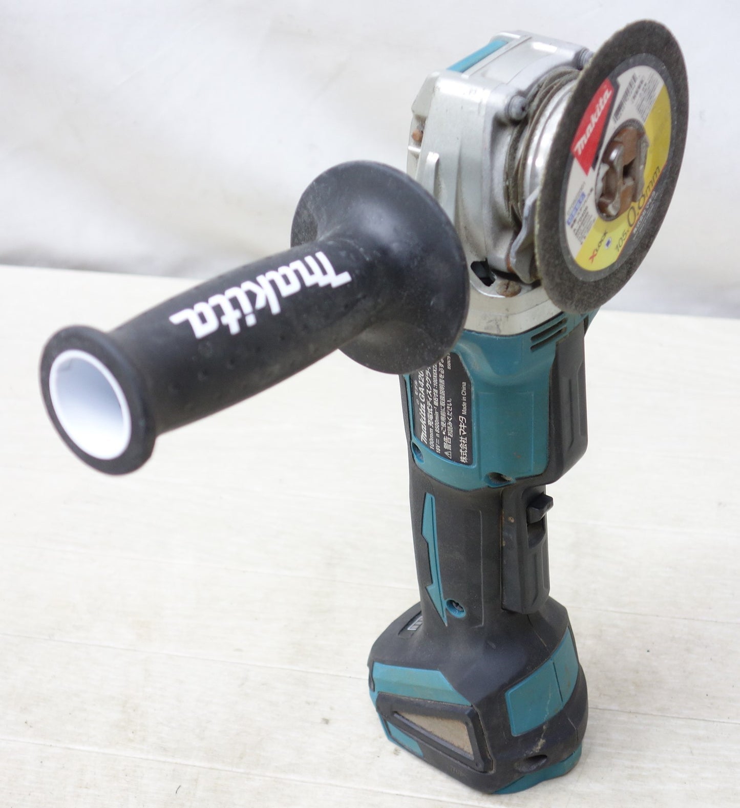 [送料無料] ◆makita マキタ 100mm 充電式ディスクグラインダ GA420D 18V 替刃付き 電動工具 研磨機 本体のみ◆