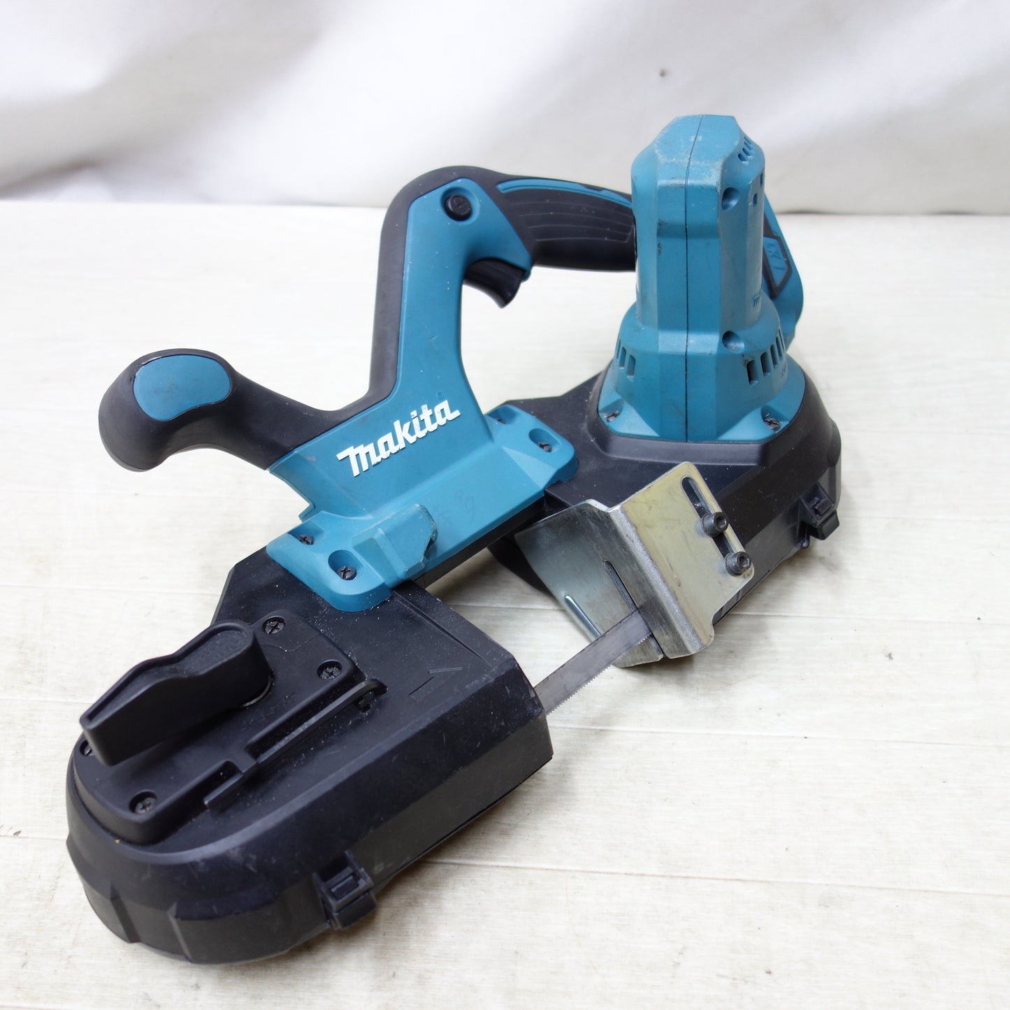 [送料無料] ◆makita マキタ 充電式ポータブルバンドソー PB181D 18V 切断機 電動工具 本体のみ◆