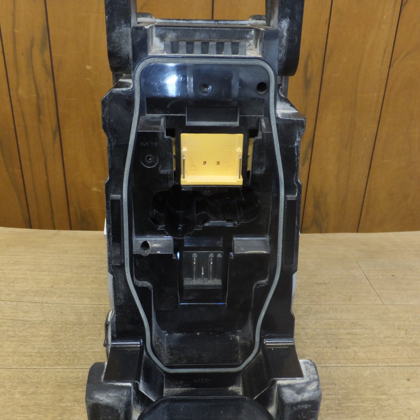 [送料無料]★マキタ makita 充電式ラジオ MR108 本体のみ　入力 DC 7.2-18V DC IN 12V/1.2A 14.4-18V 7.2-10.8V 10.8V★