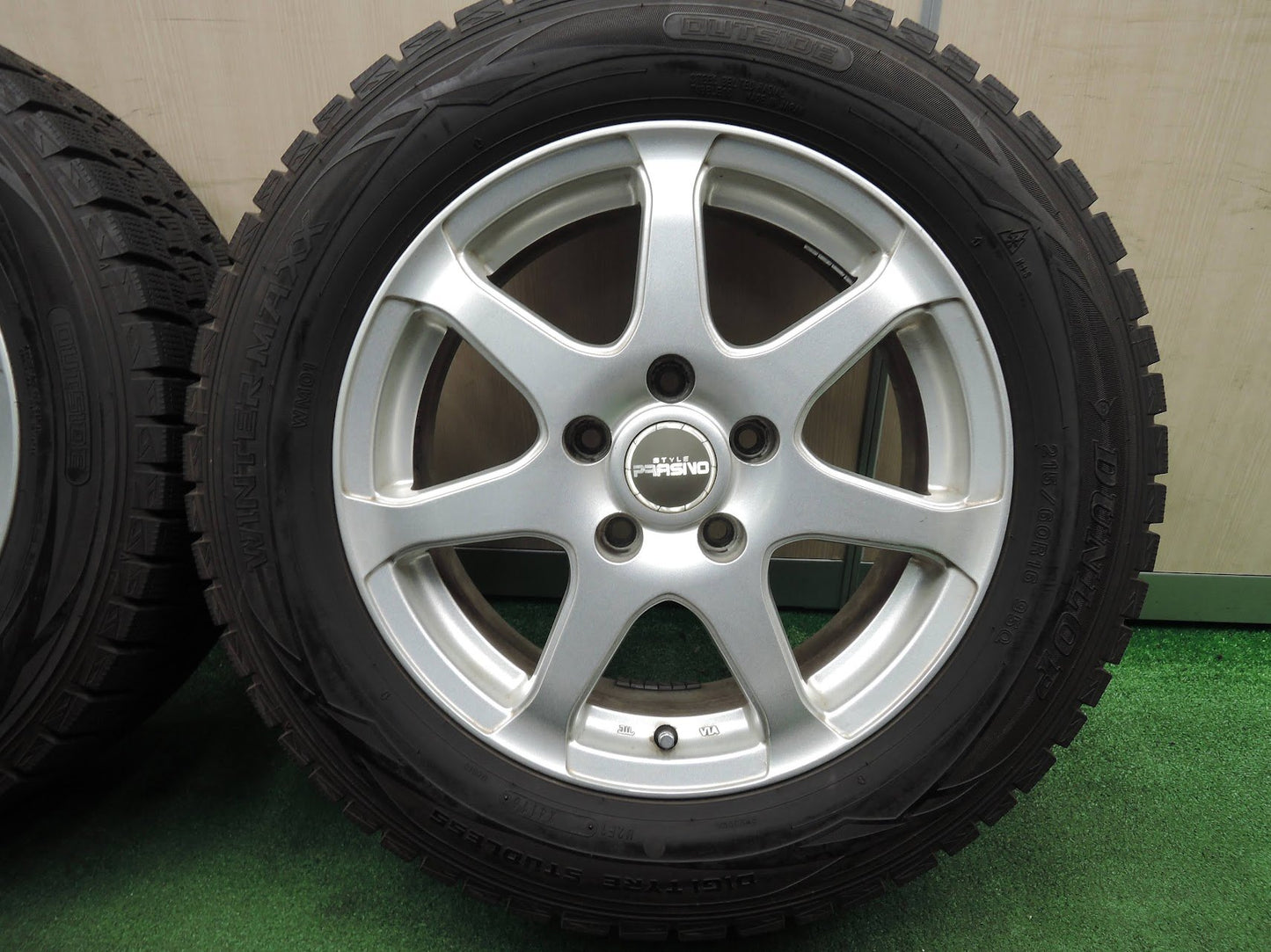 [送料無料]バリ溝！キレイ！9.5分★スタッドレス 215/60R16 ダンロップ ウインターマックス WM01 STYLE PRASINO PCD114.3/5H★3112516HAス