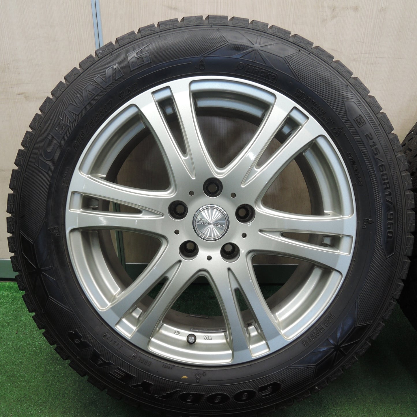 *送料無料* 超バリ溝！キレイ！9.5分以上★スタッドレス 215/60R17 グッドイヤー アイスナビ6 Exceeder エクシーダー 17インチ PCD114.3/5H★4030603TNス