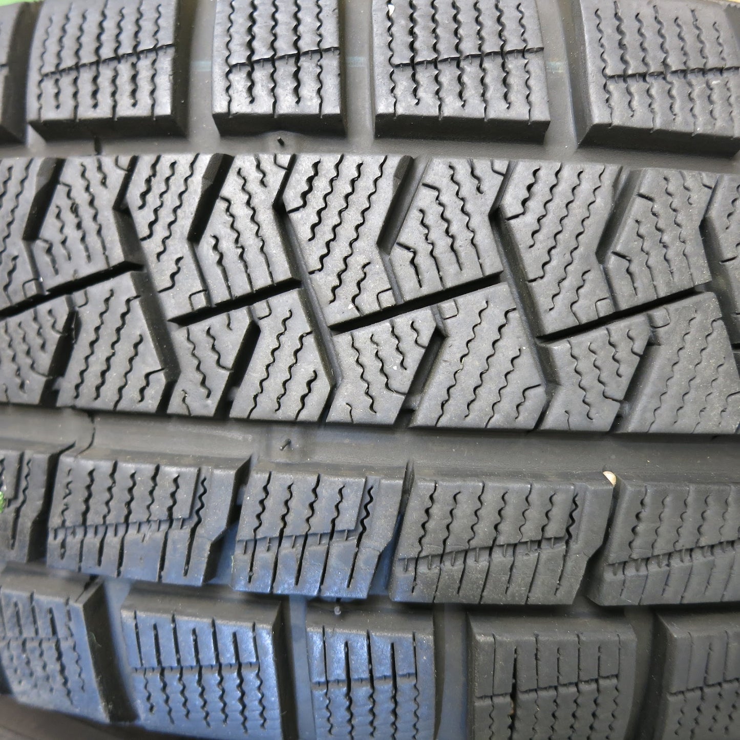 [送料無料]バリ溝！20年！キレイ！9.5分★ワーゲン ポロ 純正 185/60R15 スタッドレス ピレリ アイスアシンメトリコ プラス 15インチ PCD100/5H★3051205Hス