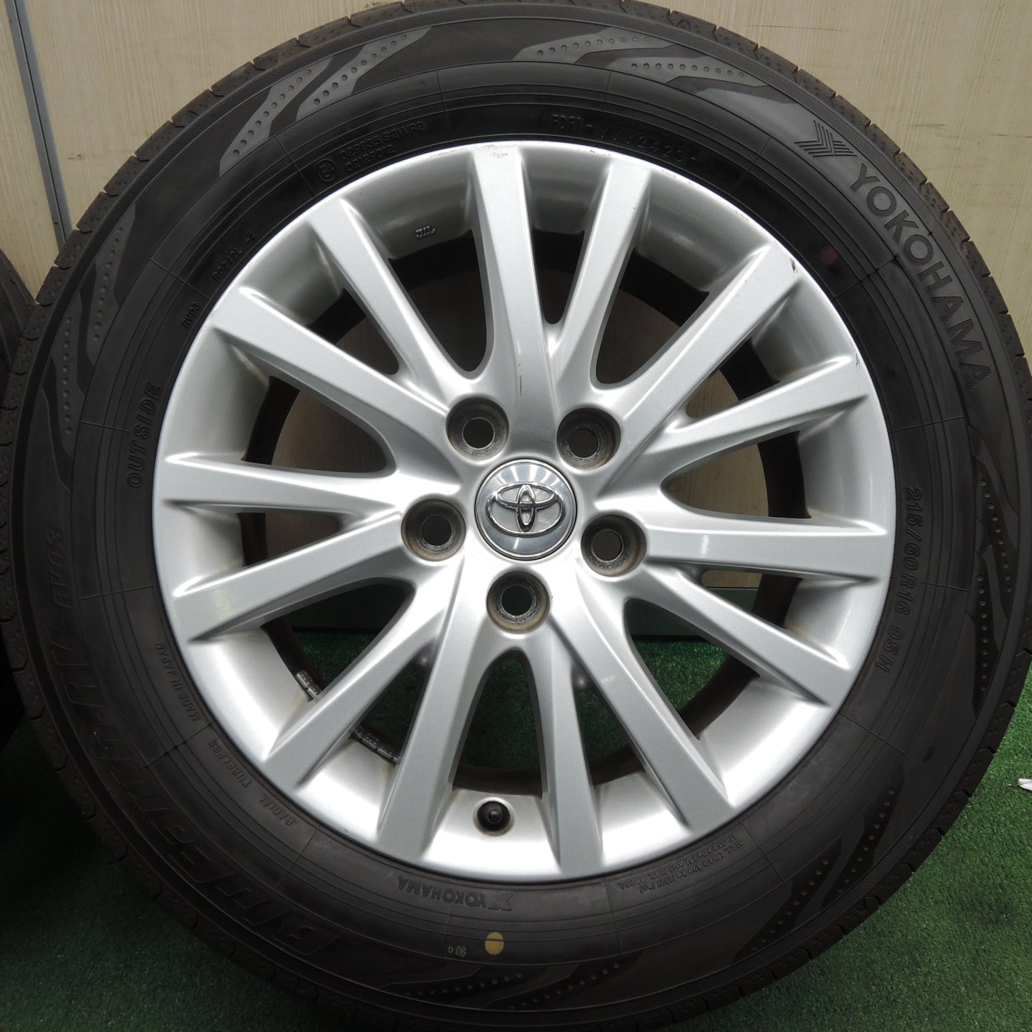 *送料無料* 超バリ溝！23年！9.5分以上★トヨタ 130系 マークX 純正 215/60R16 ヨコハマ BluEarth-RV RV03 16インチ PCD114.3/5H★4021706HAノ