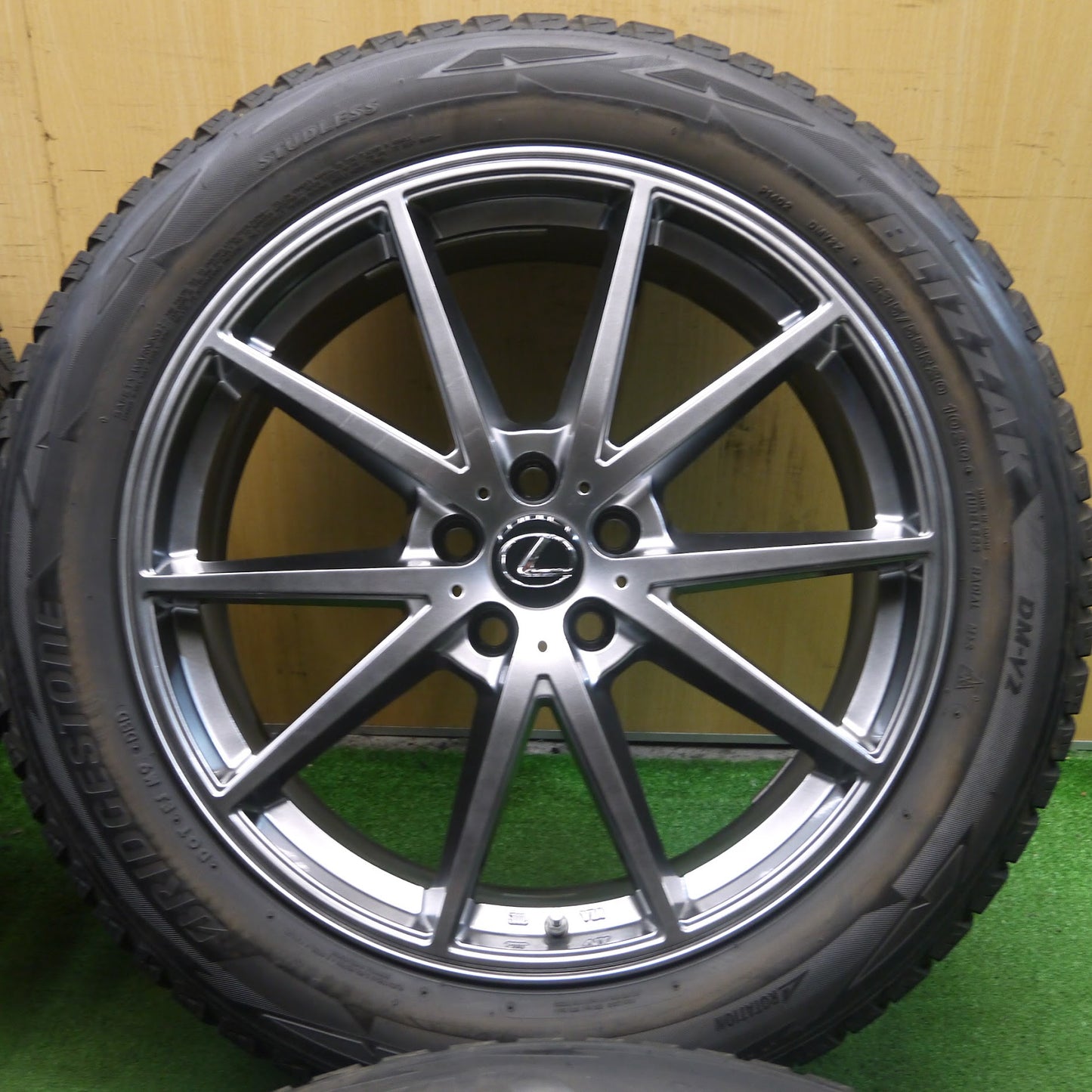 [送料無料]バリ溝！綺麗！9.5分★レクサス 等 LF SPORT 235/55R20 スタッドレス ブリヂストン ブリザック DM-V2 アルミ 20インチ PCD114.3/5H★3071704KKス