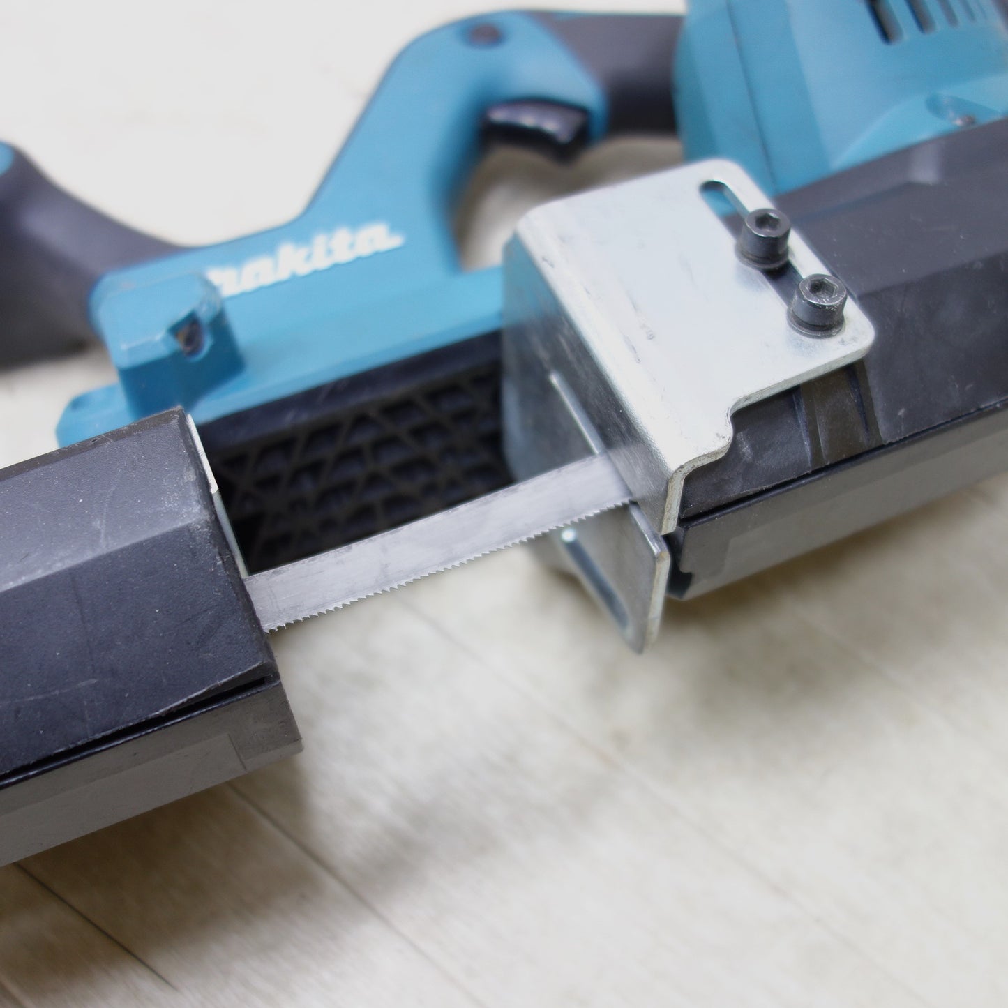 [送料無料] ◆makita マキタ 充電式ポータブルバンドソー PB181D 18V 切断機 電動工具 本体のみ◆
