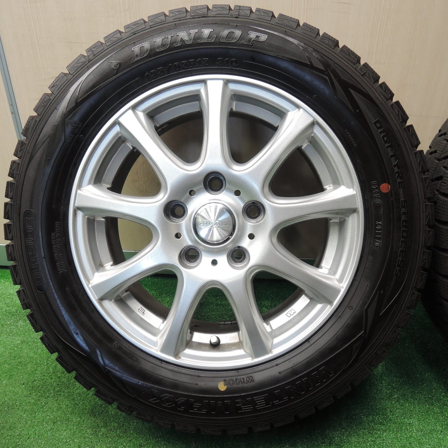 [送料無料]バリ溝！キレイ！9.5分★スタッドレス 195/65R15 ダンロップ ウインターマックス WM01 DUFACT デュファクト 15インチ PCD114.3/5H★3102402NJス