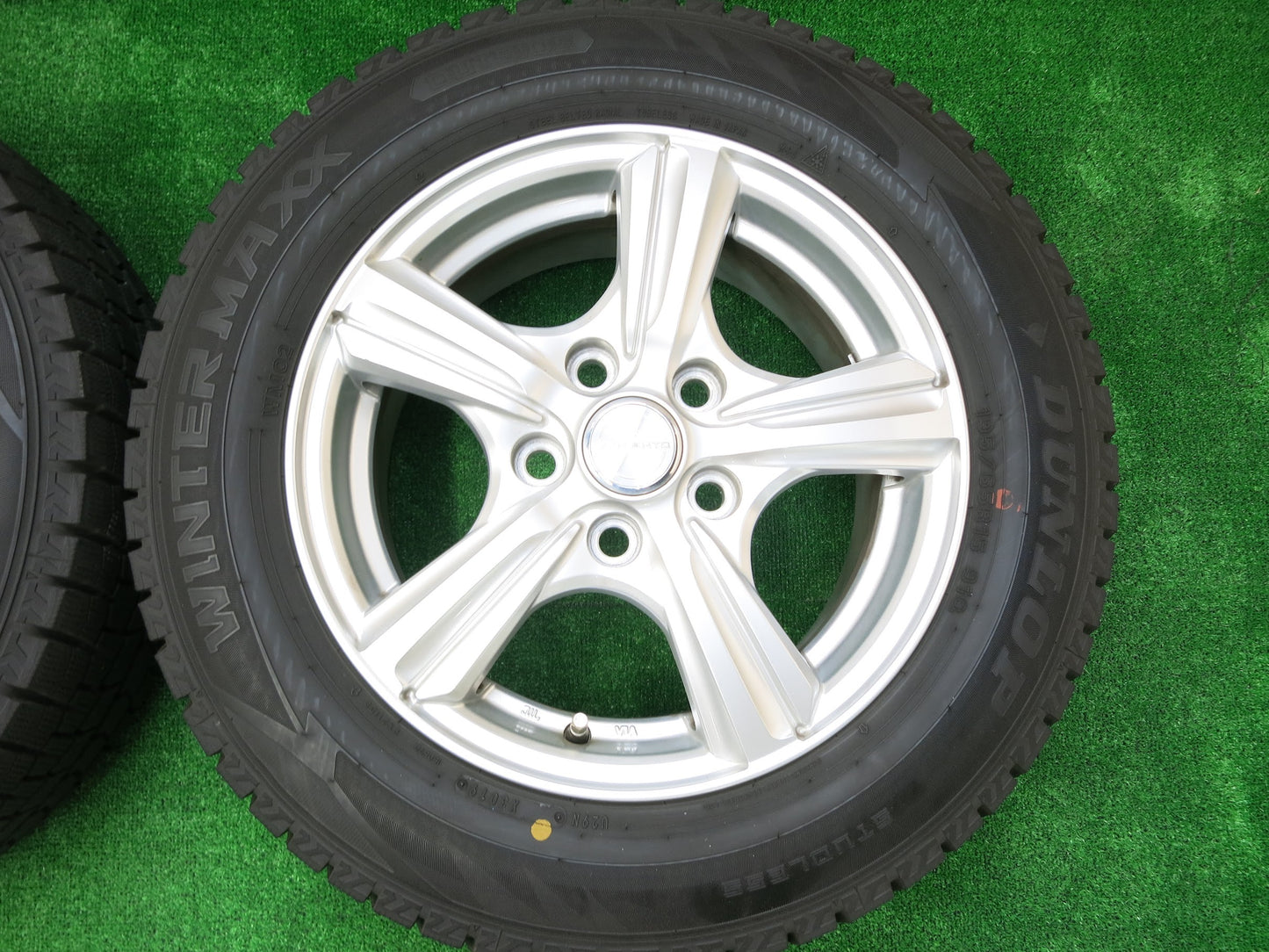 [送料無料]バリ溝！19年！綺麗！9.5分★スタッドレス 195/65R15 ダンロップ ウインターマックス WM02 VIOLENTO ヴィオレント 15インチ PCD114.3/5H★2092102ヒス