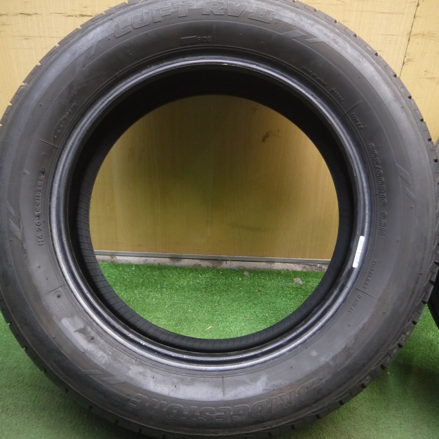 *送料無料* バリ溝！9.5分★205/60R16 ブリヂストン LUFT RV2 タイヤ 16インチ ノア ヴォクシー プリウスα 等★4021405Hノタ