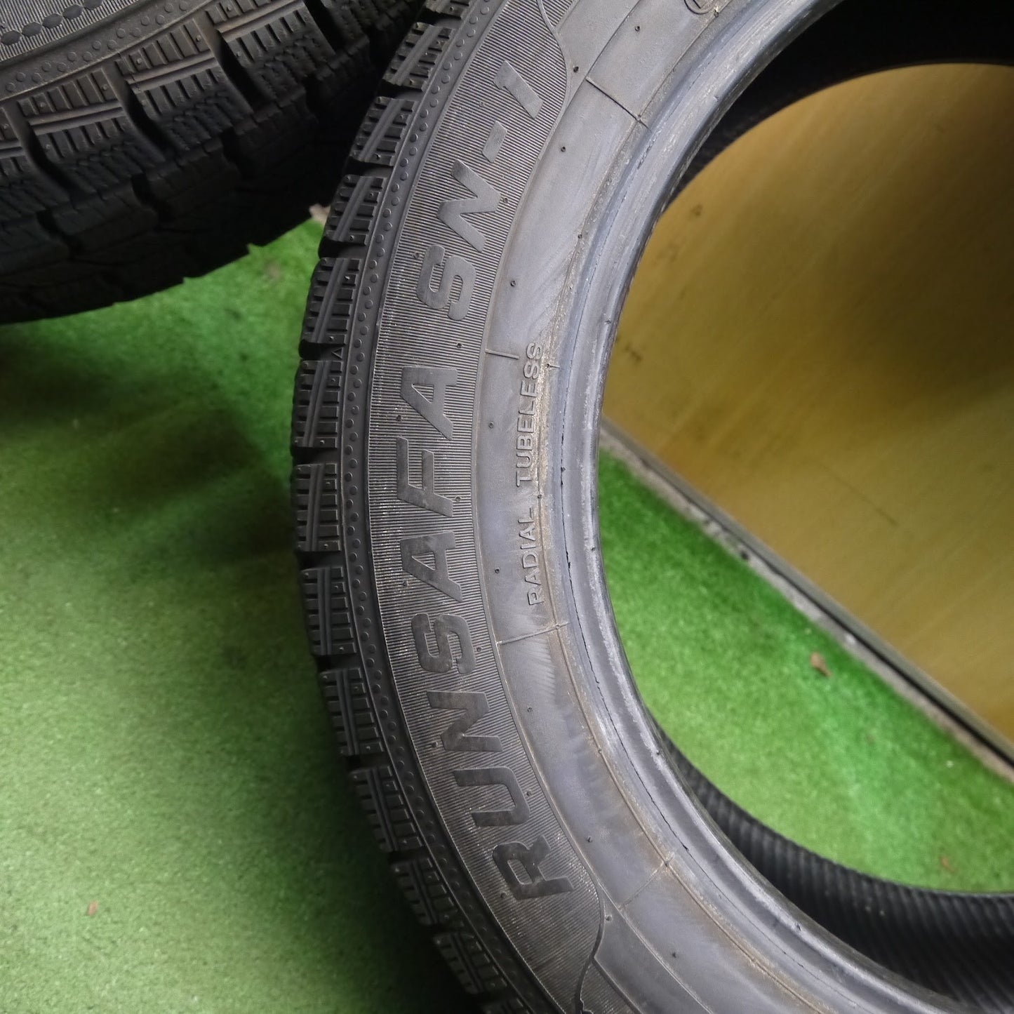 [送料無料]バリ溝！9.5分★スタッドレス 235/55R18 ナンカン RUNSAFA SN-1 タイヤ 18インチ レクサスNX ハリアー ヴァンガード ヴェルファイア 等★3063005Hスタ