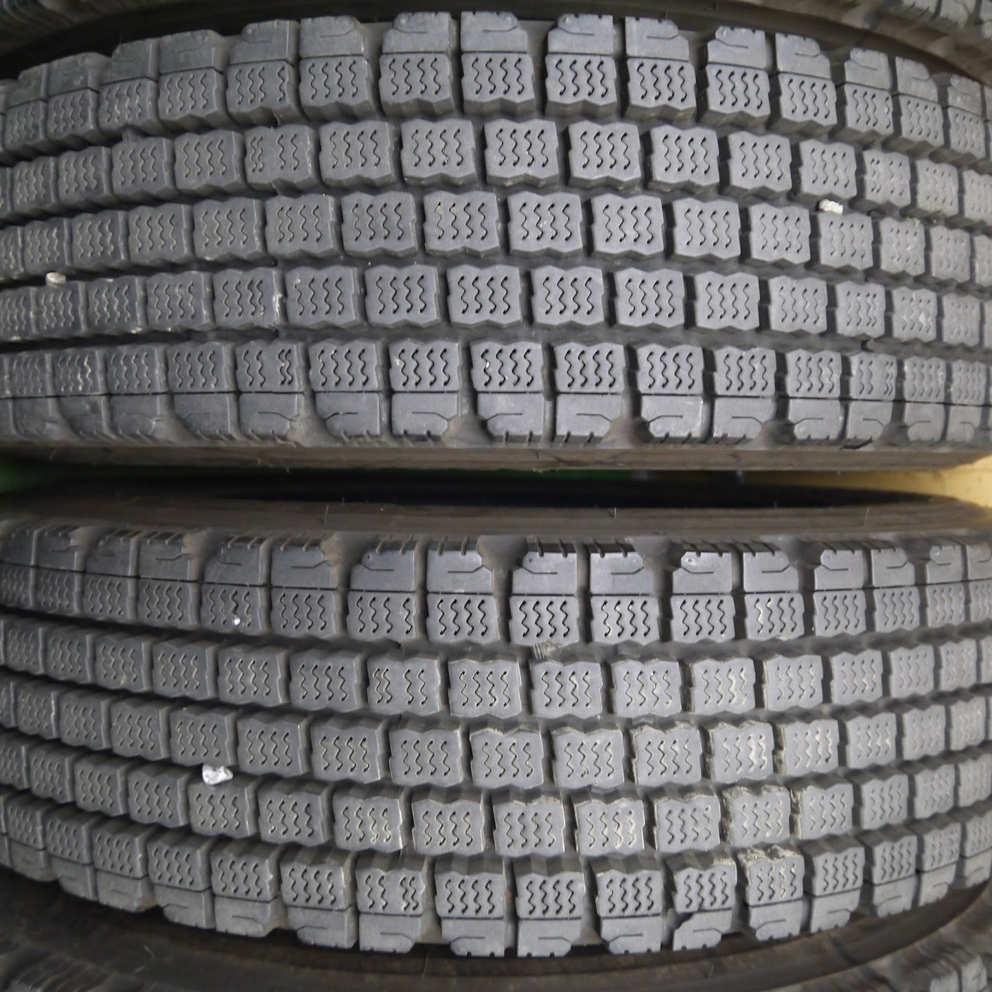 [送料無料]バリ溝！22年！9分★トラック タイヤ 225/80R17.5 123/122L スタッドレス ブリヂストン W910 17.5インチ★3041811クスタ