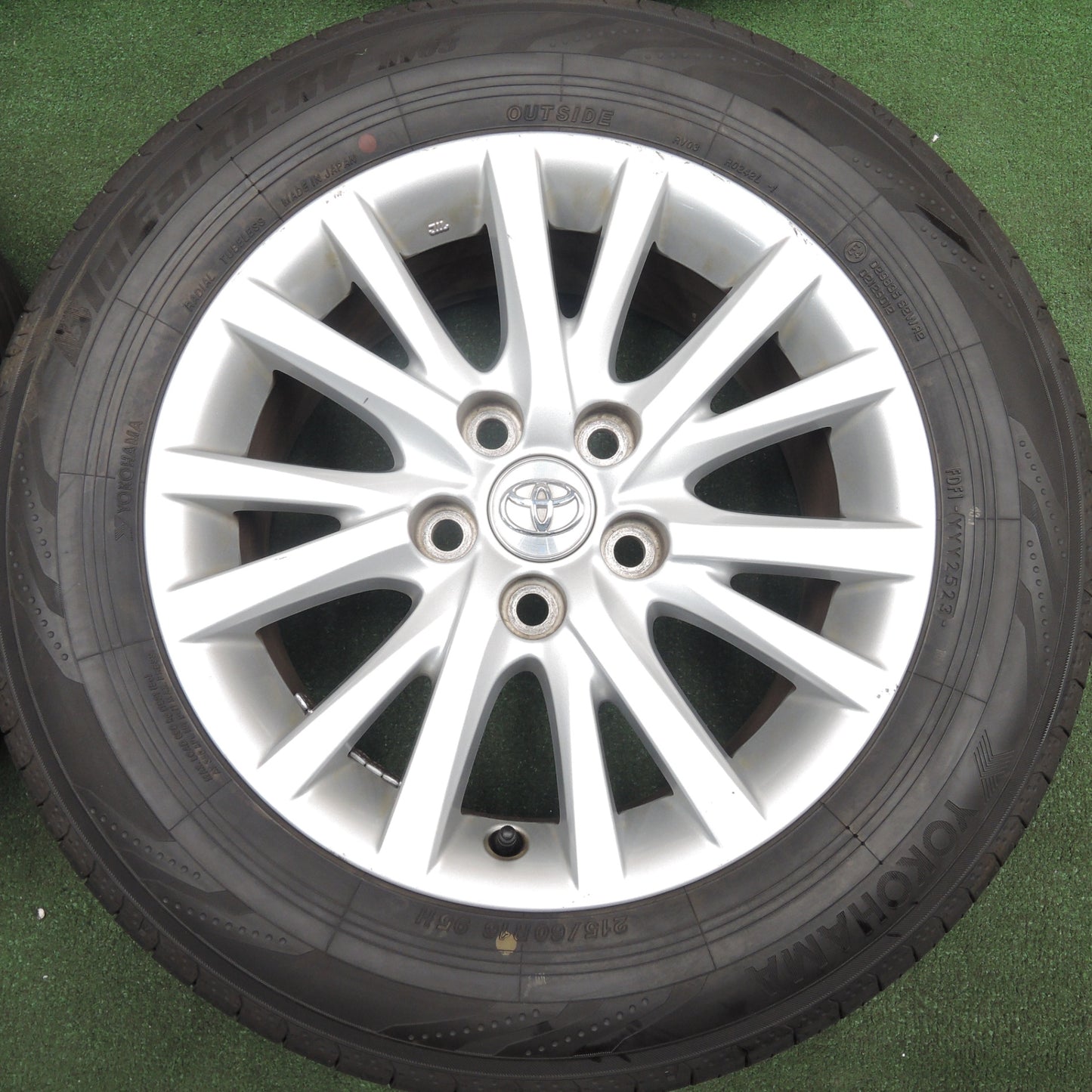 *送料無料* 超バリ溝！23年！9.5分以上★トヨタ 130系 マークX 純正 215/60R16 ヨコハマ BluEarth-RV RV03 16インチ PCD114.3/5H★4021706HAノ