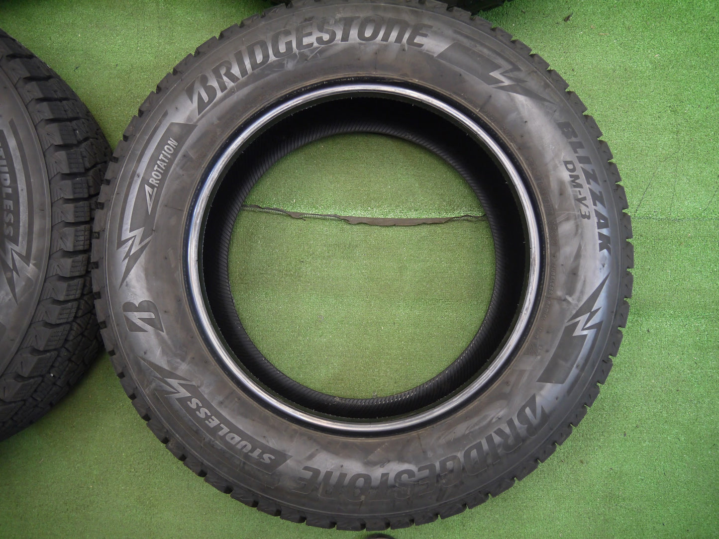 [送料無料]バリ溝！19年！9.5分★スタッドレス 265/60R18 ブリヂストン ブリザック DM-V3 タイヤ 18インチ ランクル プラド パジェロ 等★3020605クスタ