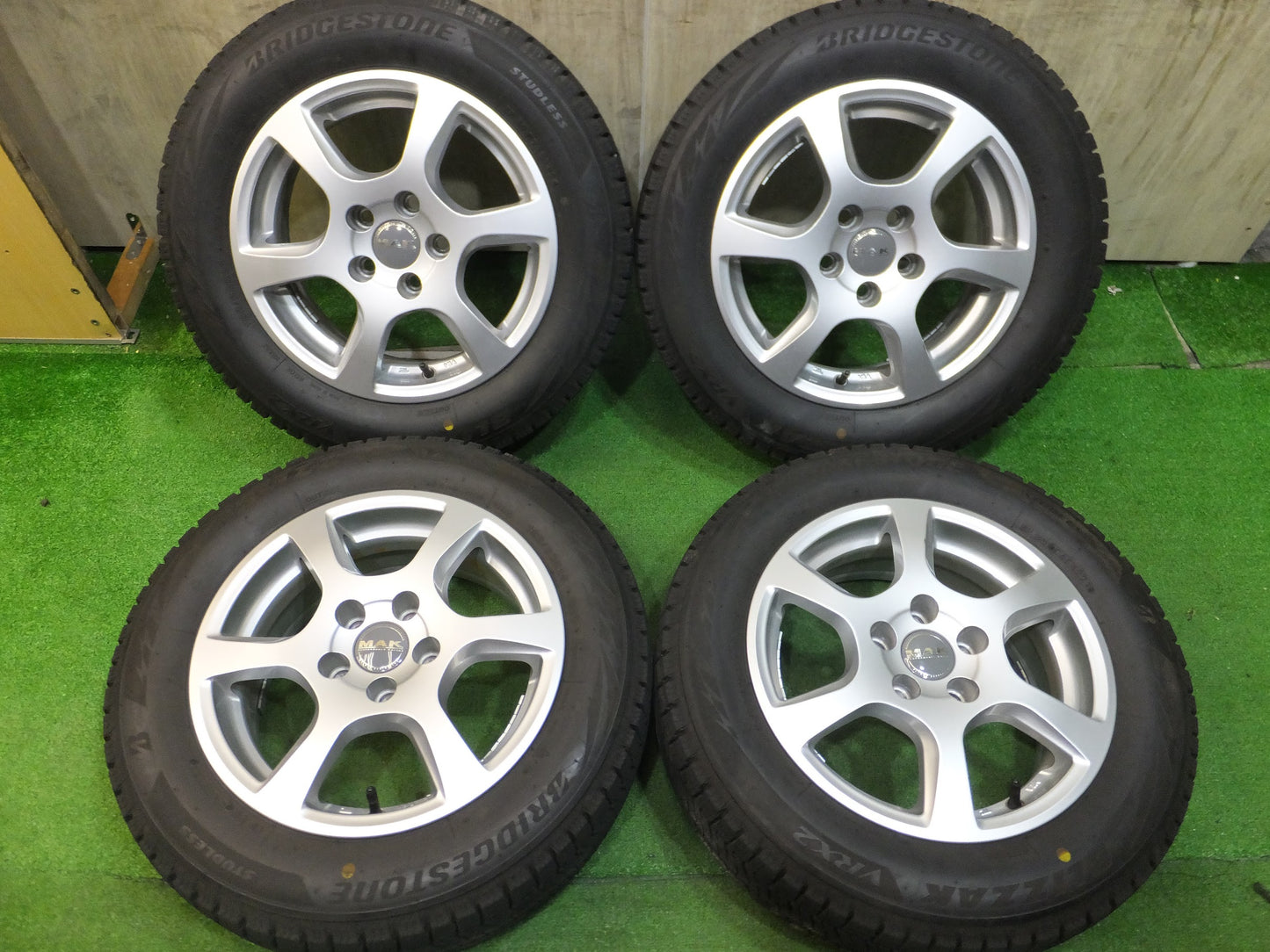 [送料無料]バリ溝！21年！キレイ！ほぼ10分★スタッドレス 185/60R14 MAK ブリヂストン ブリザック VRX2 14インチ PCD100/5H★2091213Hス