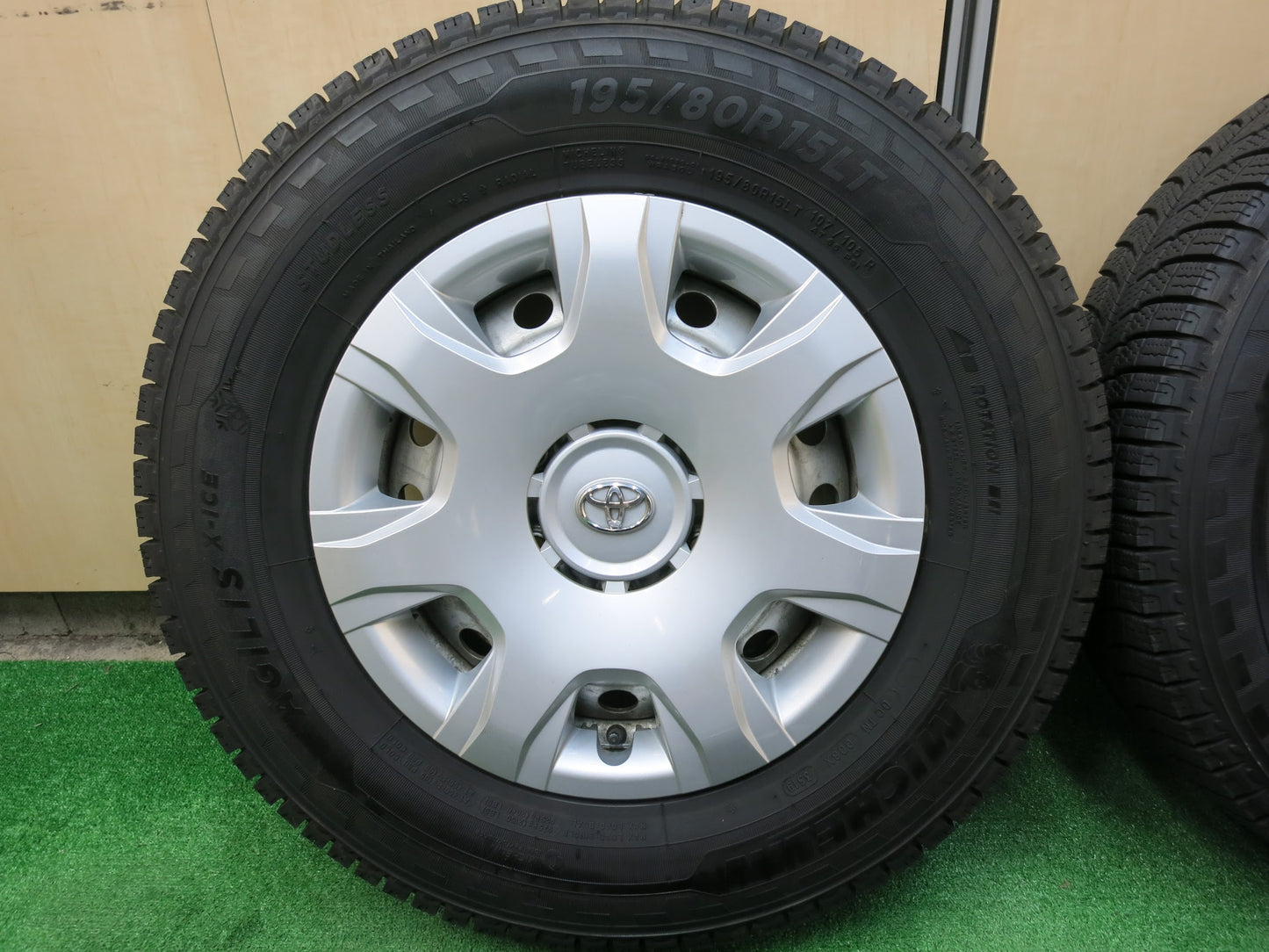 [送料無料]バリ溝！19年！9.5分以上★トヨタ 200系 ハイエース 純正 スタッドレス 195/80R15 107/105R ミシュラン AGILIS X-ICE PCD139.7/6H★3020108ヒス
