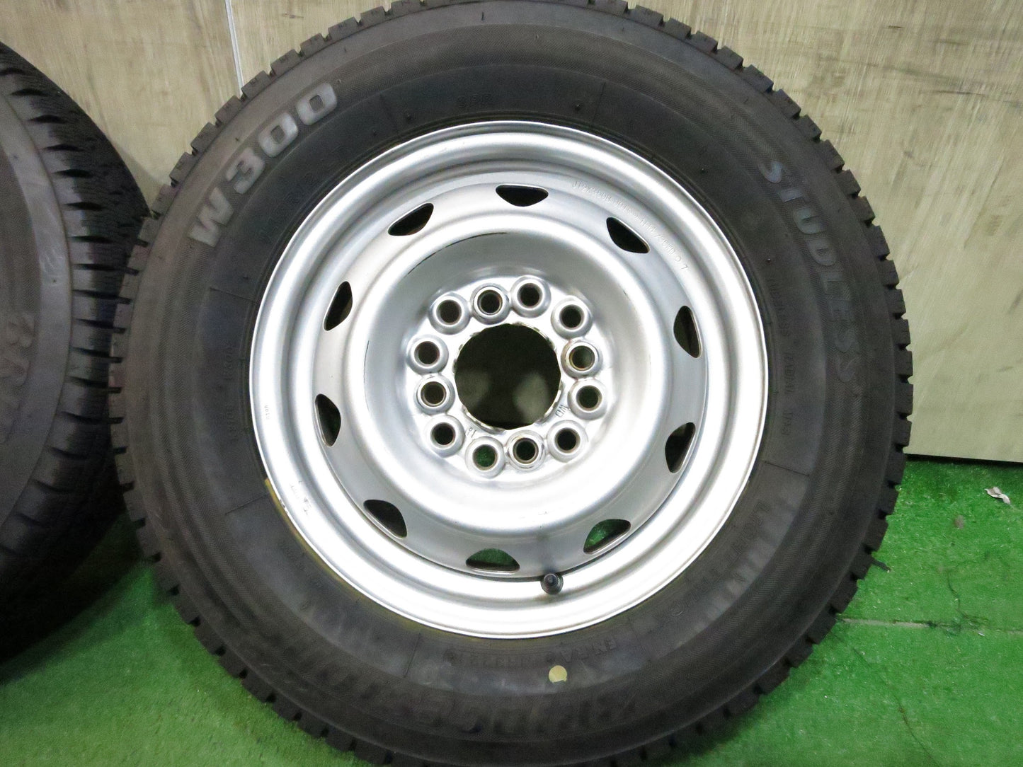 [送料無料]バリ溝！21年！8.5分★スタッドレス 145R12 6PR ブリヂストン W300 スチール ホイール 12インチ PCD 100 110 114.3/4H マルチ★3021001Hス