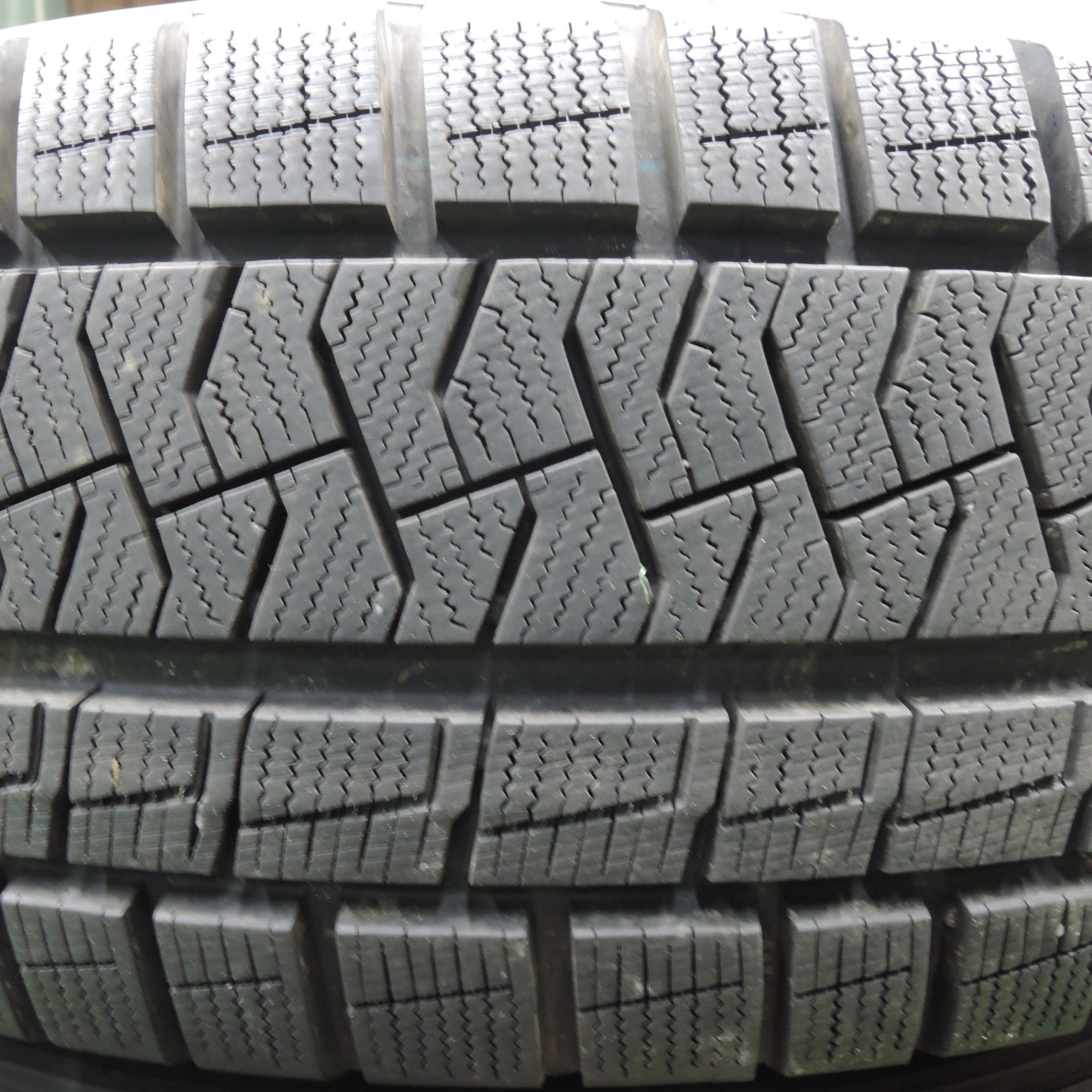 *送料無料* バリ溝！21年！綺麗！9.5分以上★スタッドレス 225/65R17 ピレリ アイスアシンメトリコ プラス VELVA SPORTZ ヴェルヴァ PCD114.3/5H★4030205HAス