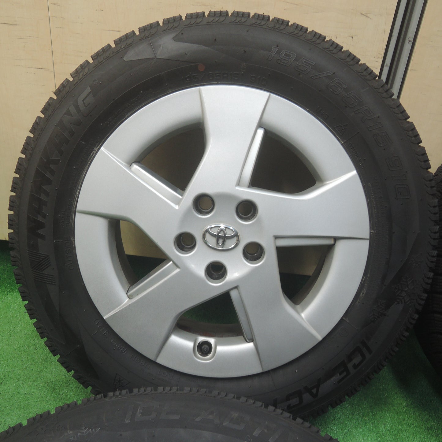 *送料無料*バリ溝！21年！キレイ！ほぼ10分★トヨタ 30系 プリウス 純正 195/65R15 スタッドレス ナンカン アイスアクティバ AW-1 15インチ PCD100/5H★3121311SYス