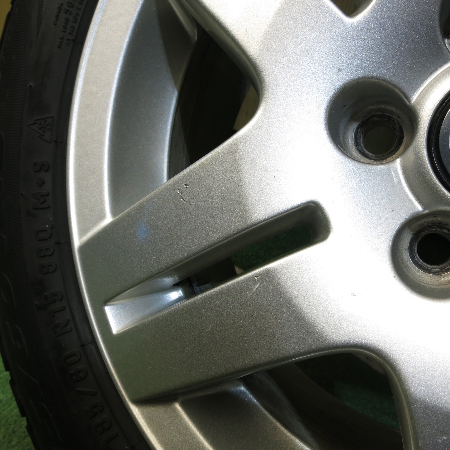 [送料無料]バリ溝！20年！キレイ！9.5分★ワーゲン ポロ 純正 185/60R15 スタッドレス ピレリ アイスアシンメトリコ プラス 15インチ PCD100/5H★3051205Hス